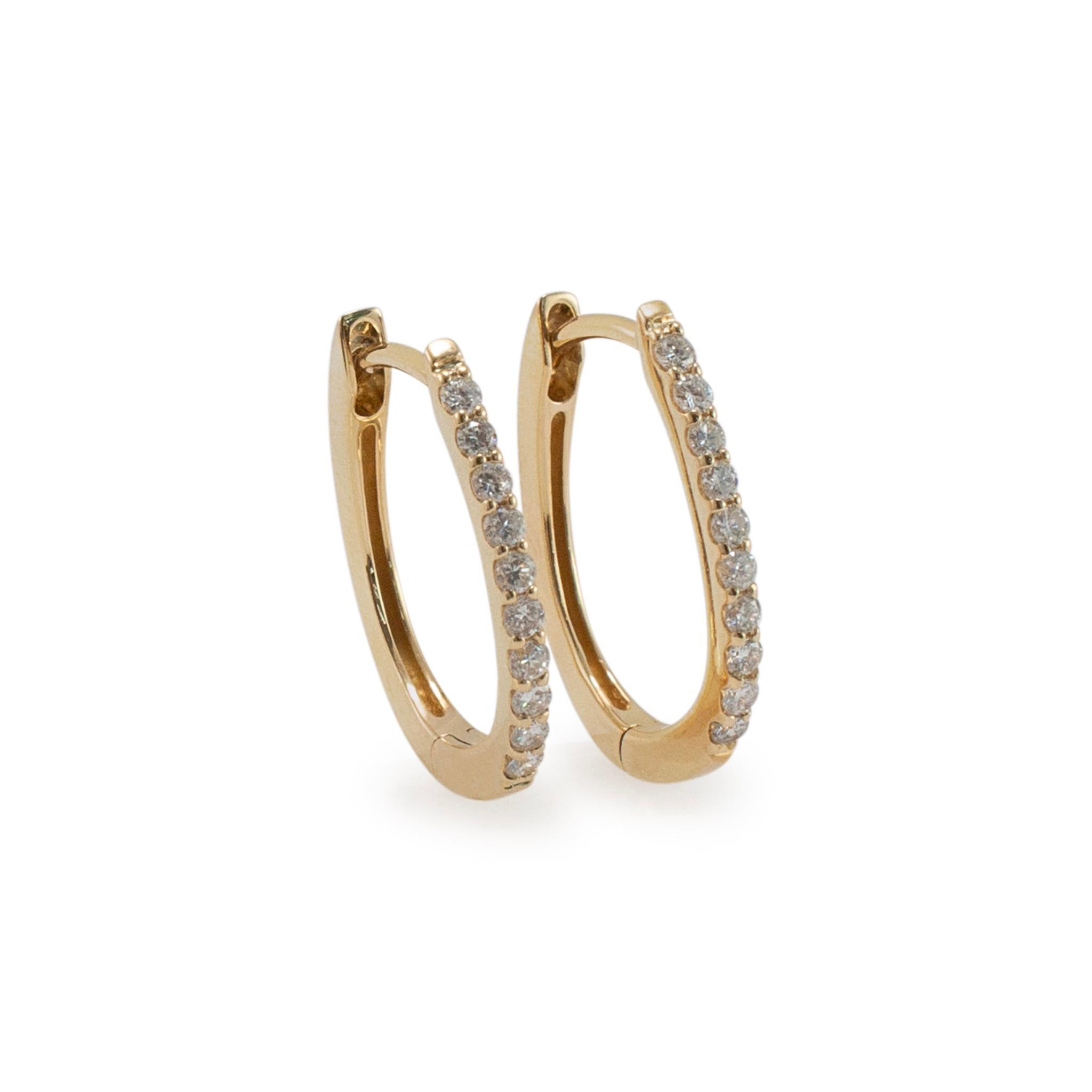 Genre : Mesdames

Type de métal : Or jaune 14K

Épaisseur : 1,80 mm

Longueur : 18,30 mm

Largeur : 14,70 mm

Poids : 2.39 grammes

Une paire de boucles d'oreilles en or jaune 14K avec des diamants et un système de fermeture de boucle d'oreille. Le