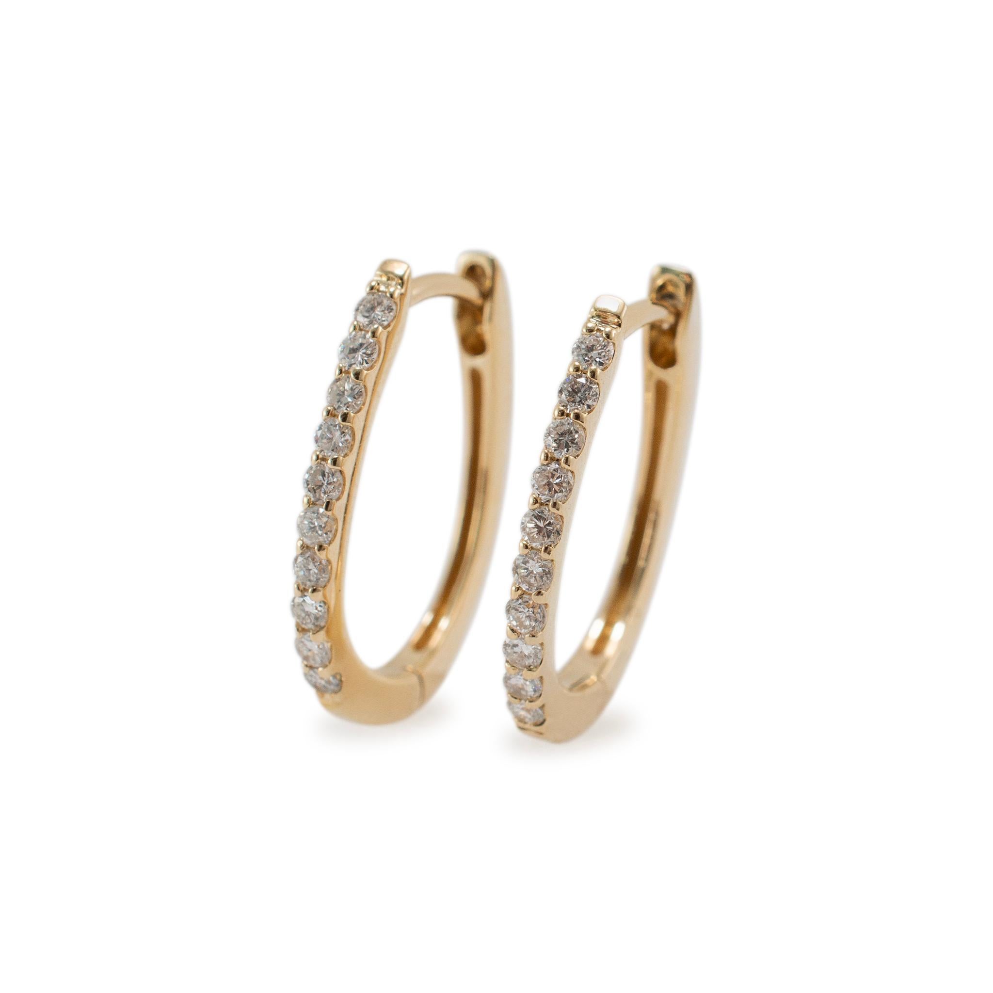 Taille ronde Boucles d'oreilles demi-éternité Huggie en or jaune 14 carats avec diamants pavés pour femmes en vente