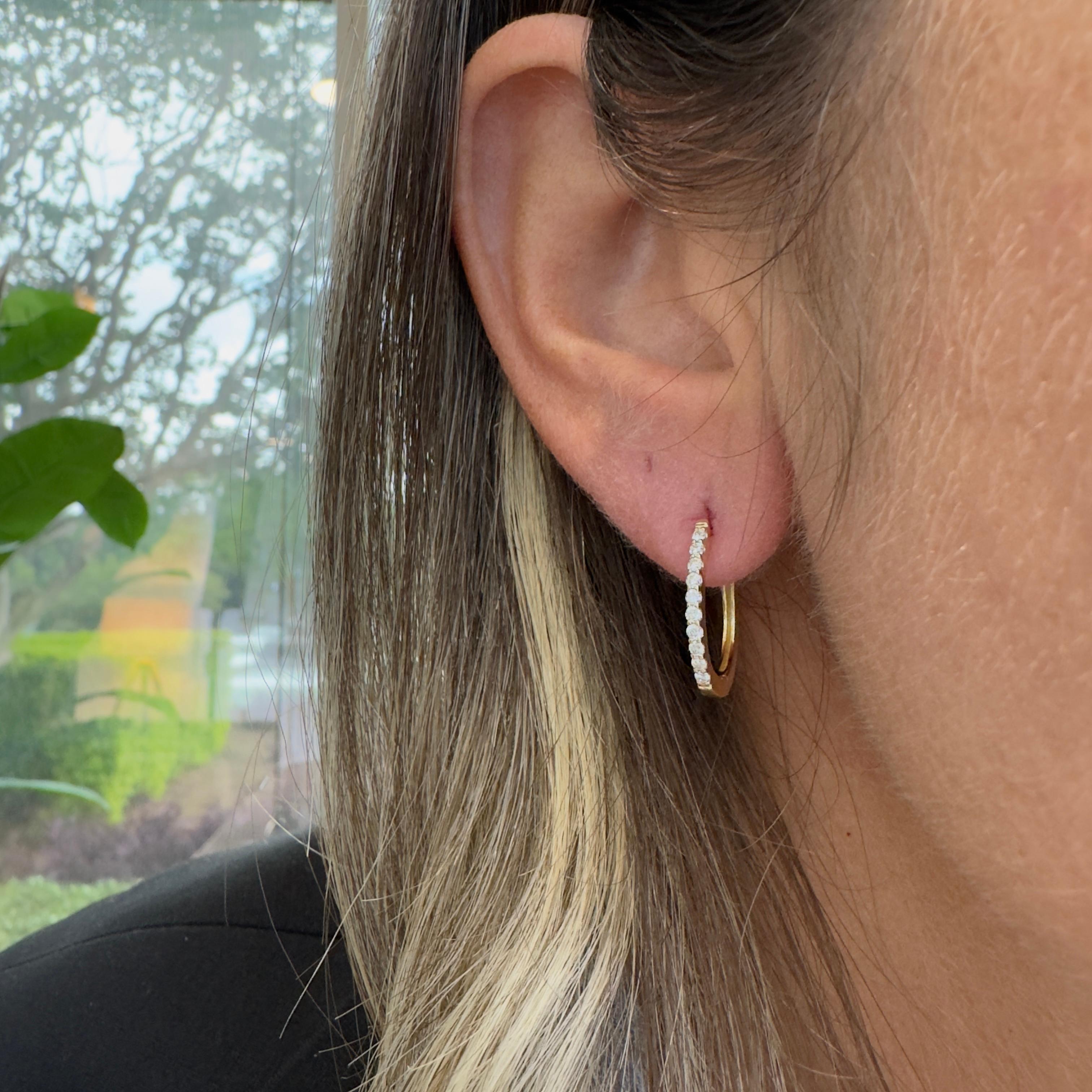 Boucles d'oreilles demi-éternité Huggie en or jaune 14 carats avec diamants pavés pour femmes en vente 1
