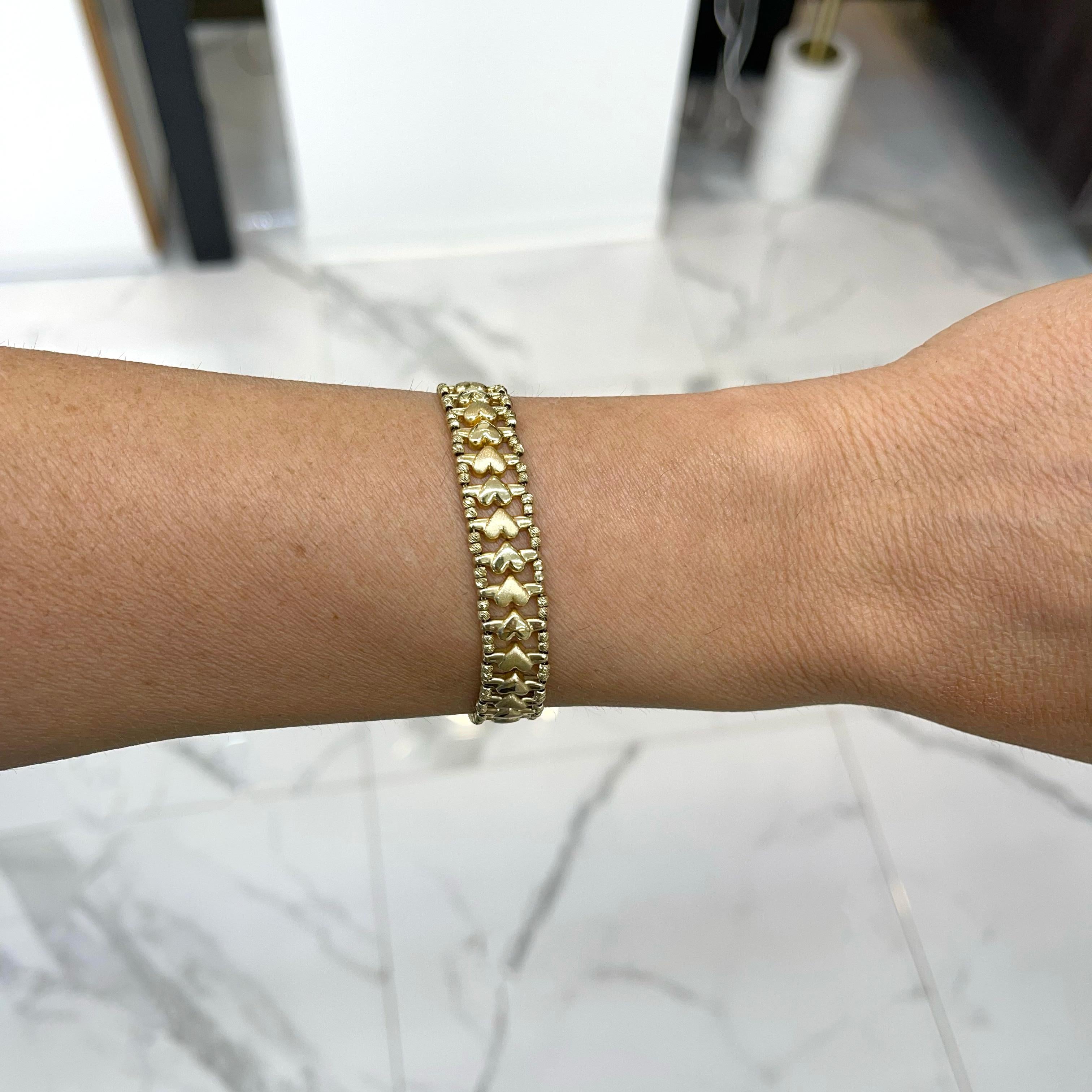 Ladies 14k Yellow Gold Heart Link Bracelet In Excellent Condition For Sale In Houston, TX