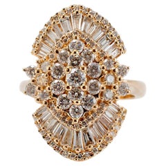 Anello da cocktail in oro giallo 14K con diamante rotondo e baguette per l'anniversario della donna