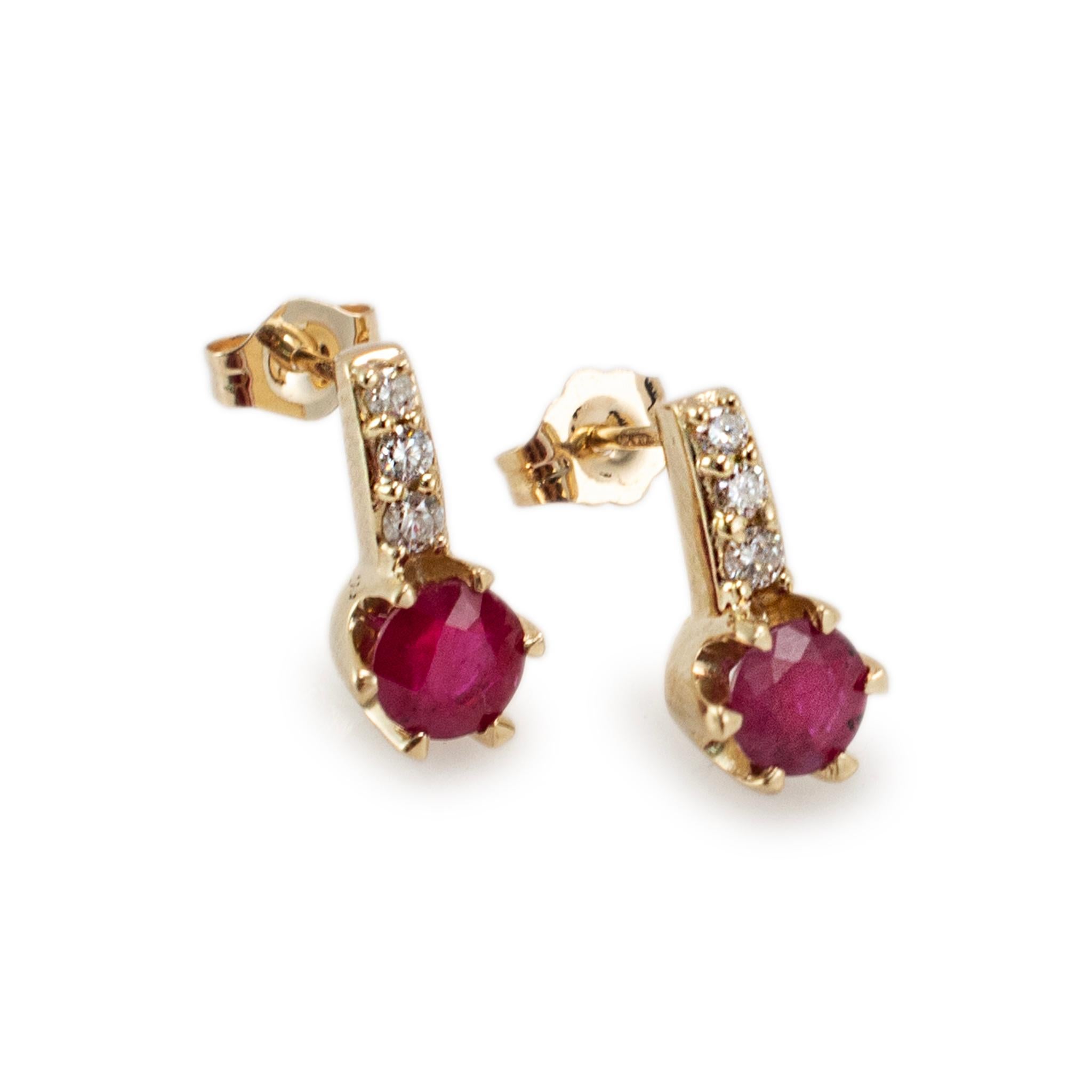 Genere: Donna

Tipo di metallo: Oro giallo 14 carati

Lunghezza: 12,80 mm

Larghezza: 6,40 mm

Peso: 3.11 grammi

Un paio di orecchini da donna in oro giallo 14K con diamanti e rubini, con chiusura a pressione. Il metallo è stato testato ed è