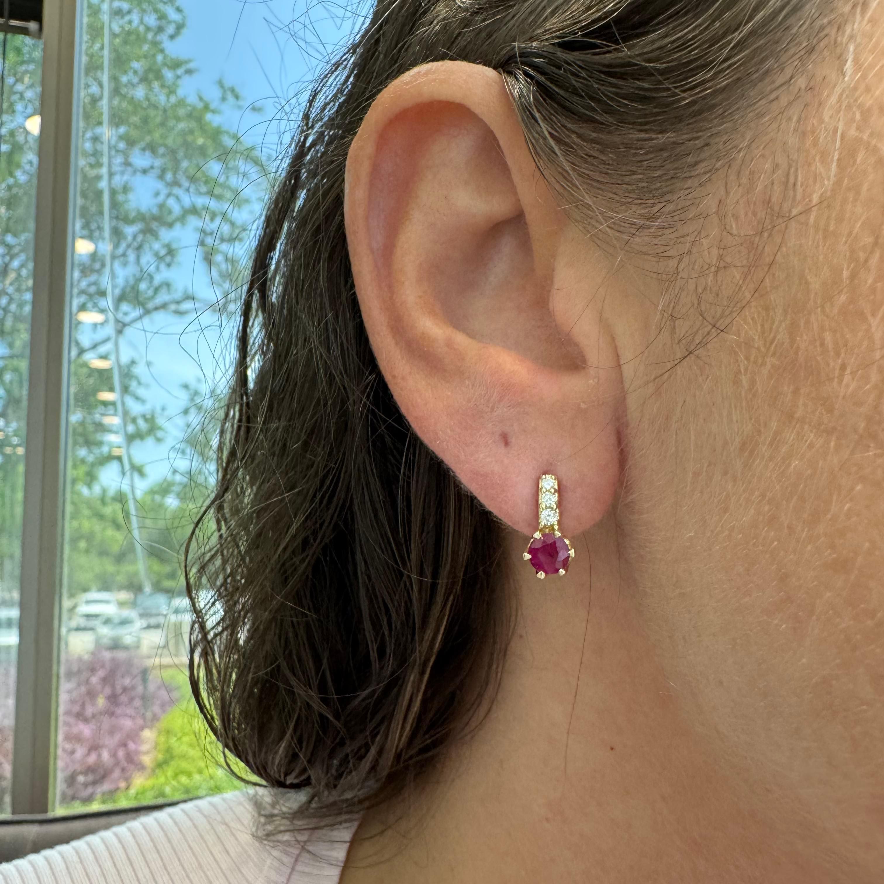 Orecchini pendenti da donna in oro giallo 14K con rubino e diamante in vendita 1