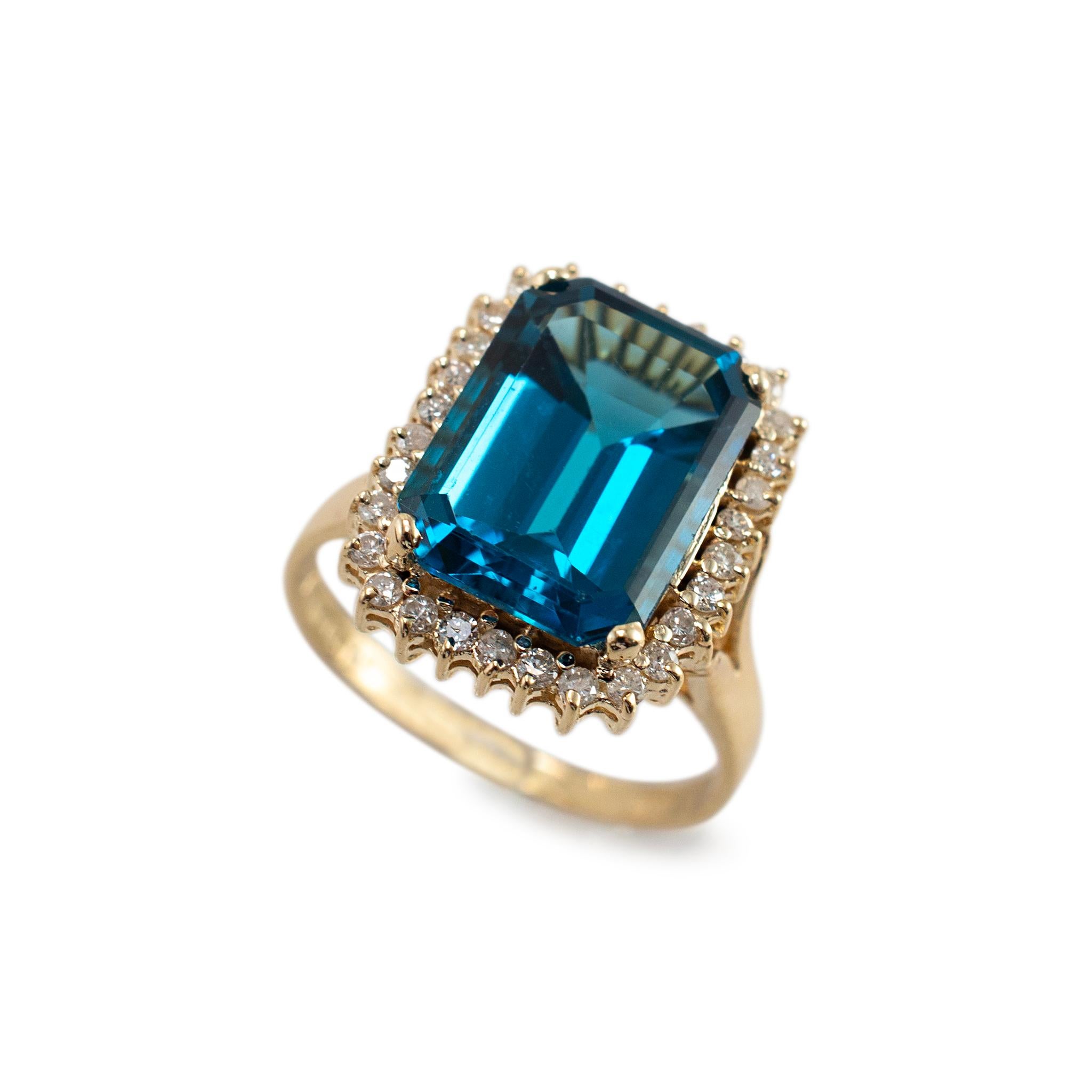 Sexo: Señoras

Tipo de metal: Oro amarillo de 14 quilates

Tamaño del anillo: 9

Peso: 6.33 gramos

Un anillo de cóctel de oro amarillo de 14 quilates con halo de diamantes y topacios para señora, con vástago semicircular. Grabado con 