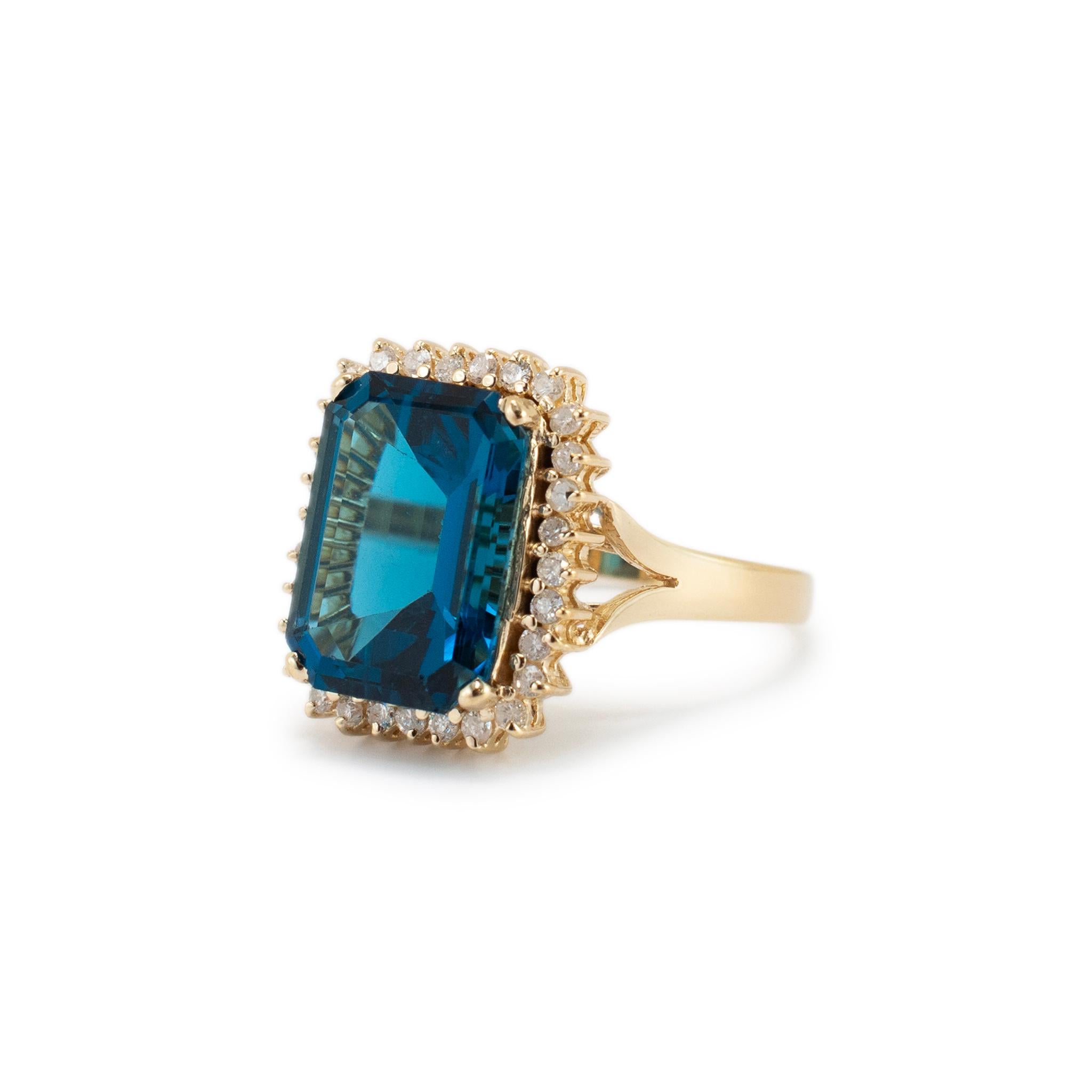 Anillo de cóctel de diamantes con halo de topacio en oro amarillo de 14 quilates para señora Corte esmeralda en venta