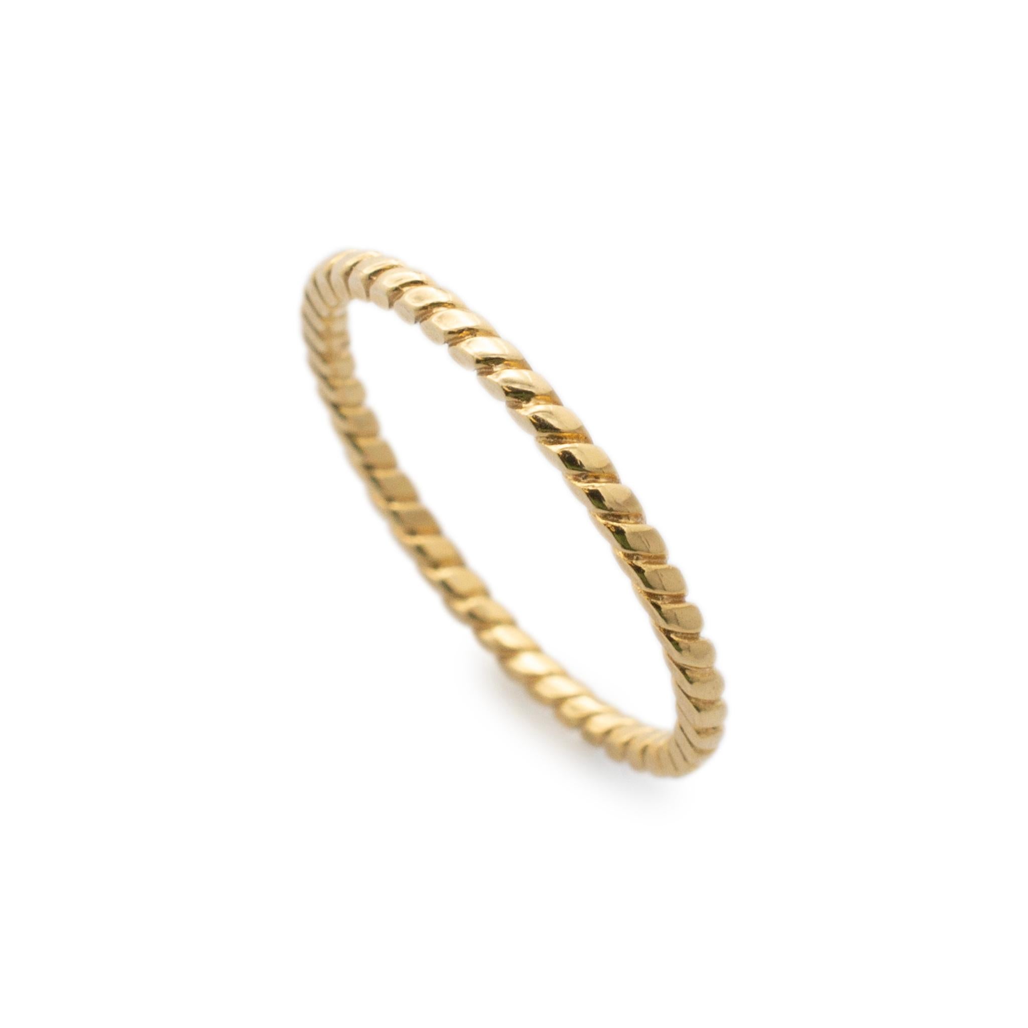 Gender: Ladies

Metal Type: 14K Yellow Gold

Size: 6

Shank Maximum Width: 1.30 mm

Weight: 1.10 Grams

Ladies 14K yellow gold twisted band with a half-round shank. The metal was tested and determined to be 14K yellow gold.

Pre-owned in excellent