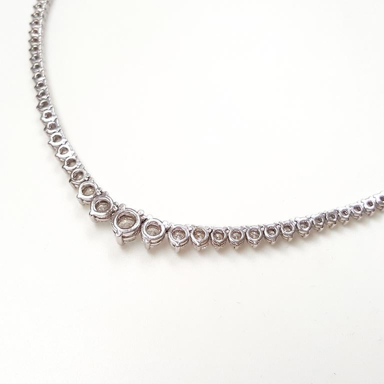 Round Cut Ladies 18 Karat White Gold Diamond Tennis Necklace For Sale