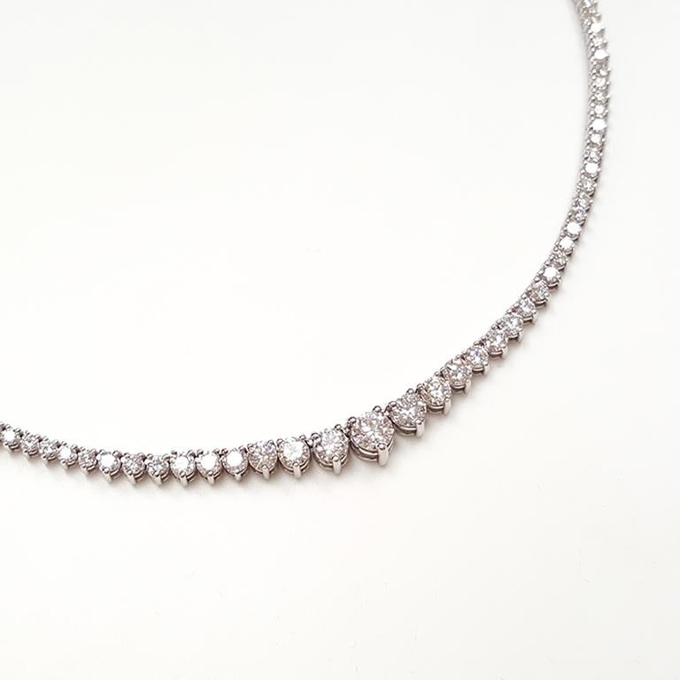 Ladies 18 Karat White Gold Diamond Tennis Necklace In New Condition For Sale In New York, NY