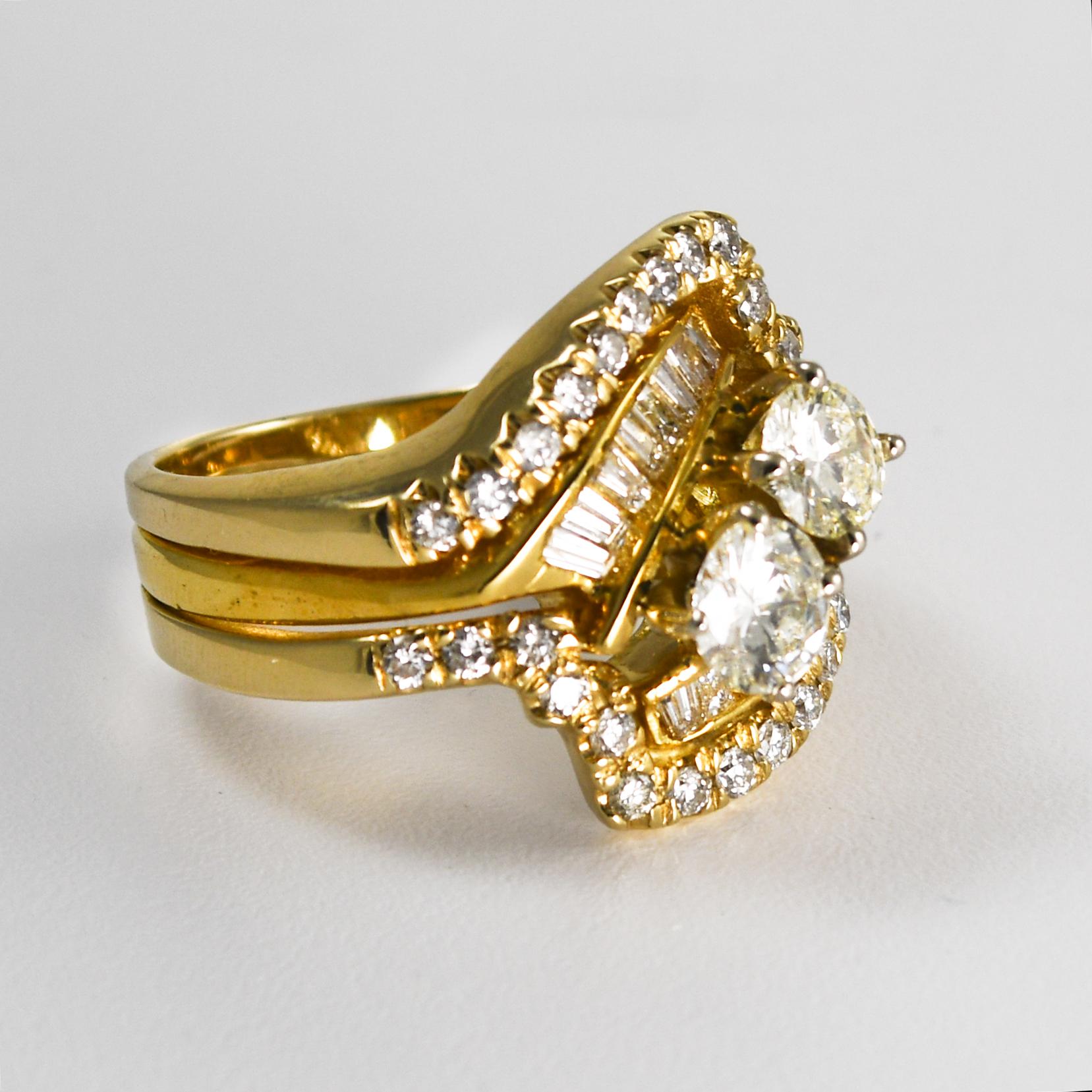 Bague pour femme avec diamant en or jaune 18 carats. 
Estampillé 18k et pèse 14.2 grammes.
L'un des diamants centraux est un diamant rond de 0,70 carat, de couleur I à J et de pureté Si1, 
L'autre est une pierre ronde de 0,60 carat, de couleur J à K