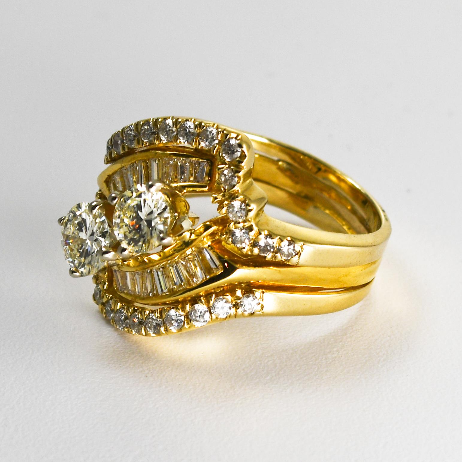 Bague pour femme en or jaune 18 carats avec diamants de 2,80 carats de poids total en vente 1