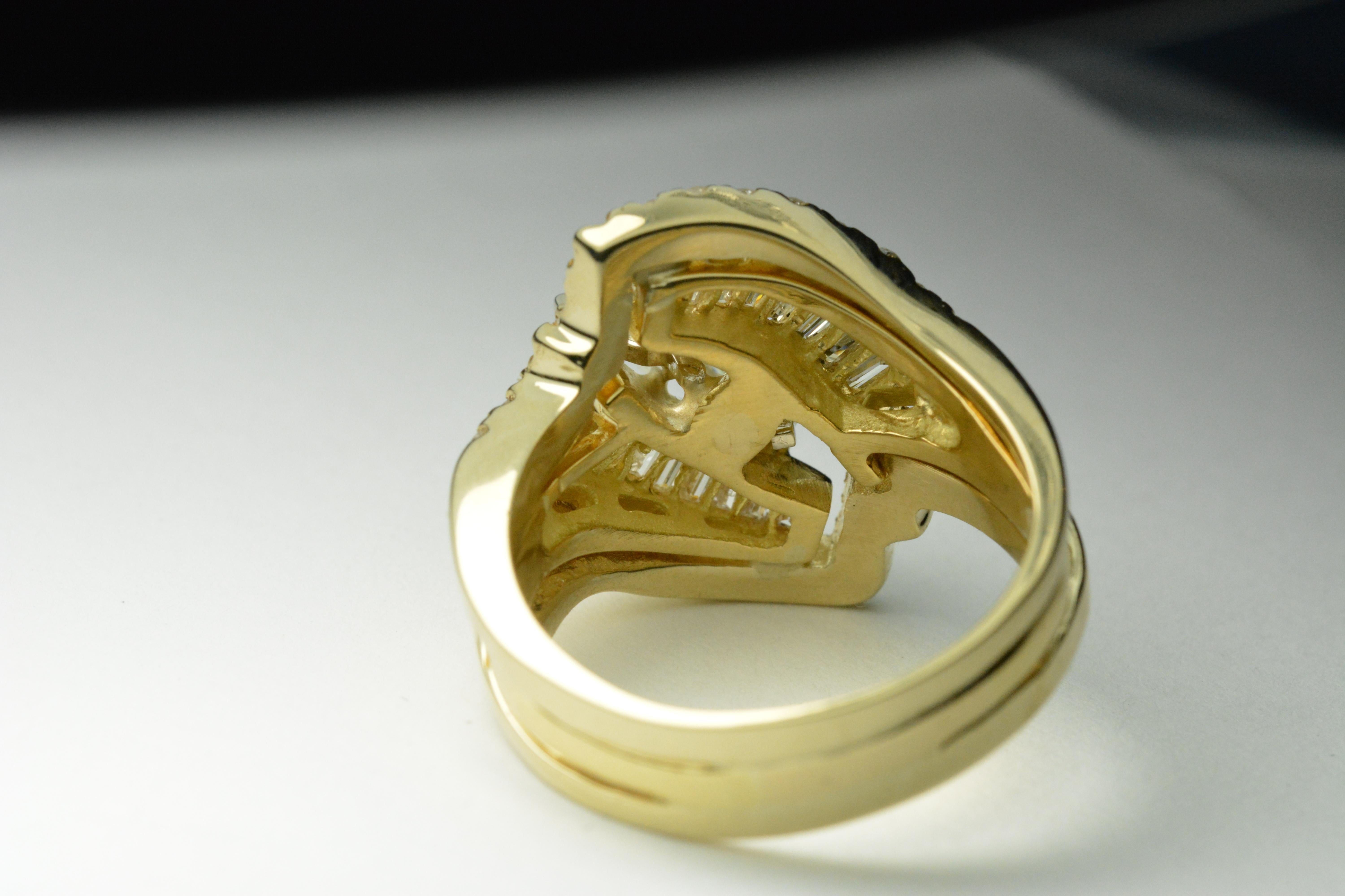 Round Cut Ladies 18 Karat Yellow Gold Diamond Ring 2.80 Carat Total Diamond Weight For Sale