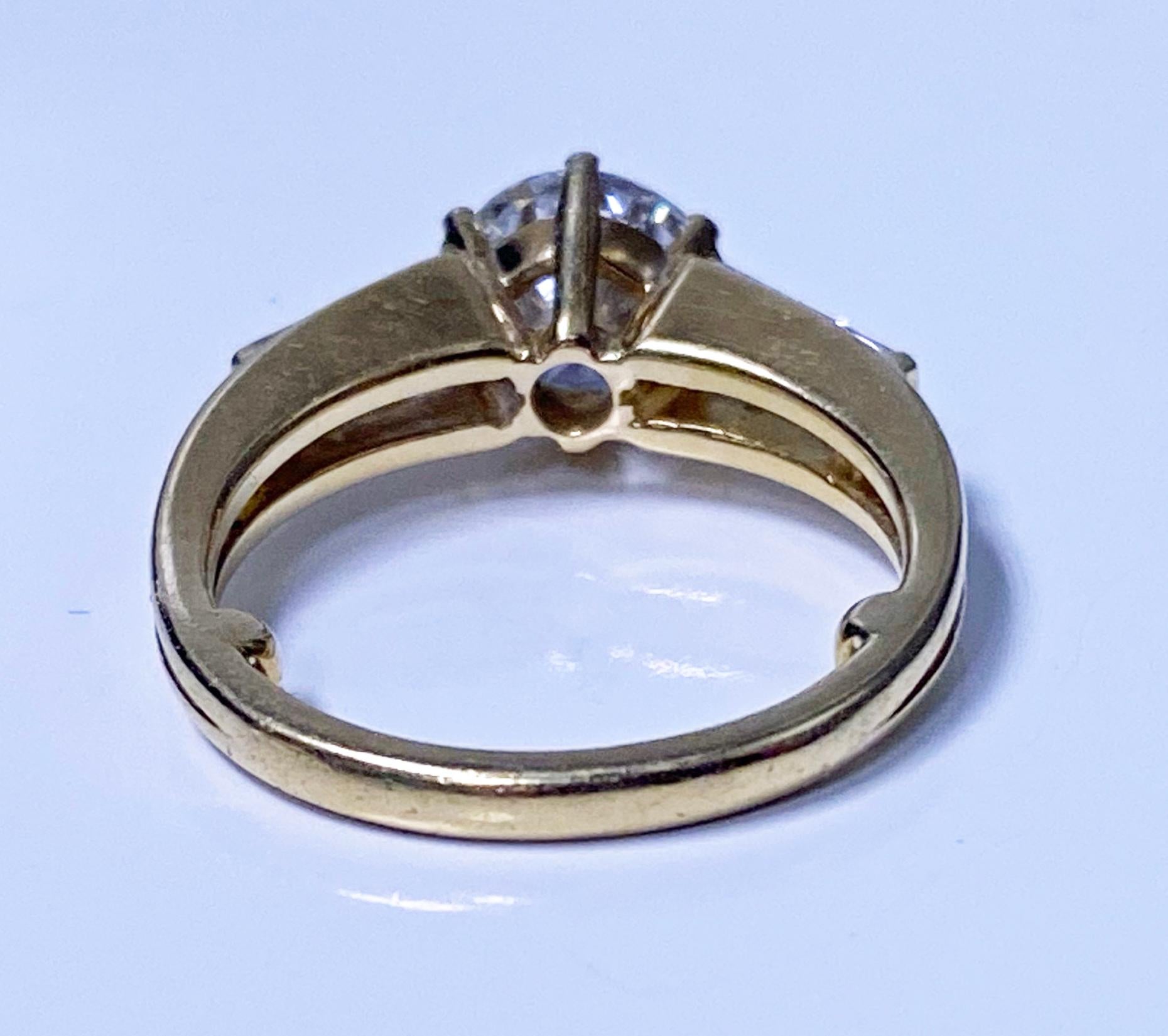 Ladies 18k Diamond Ring, 20th Century In Good Condition In Toronto, ON