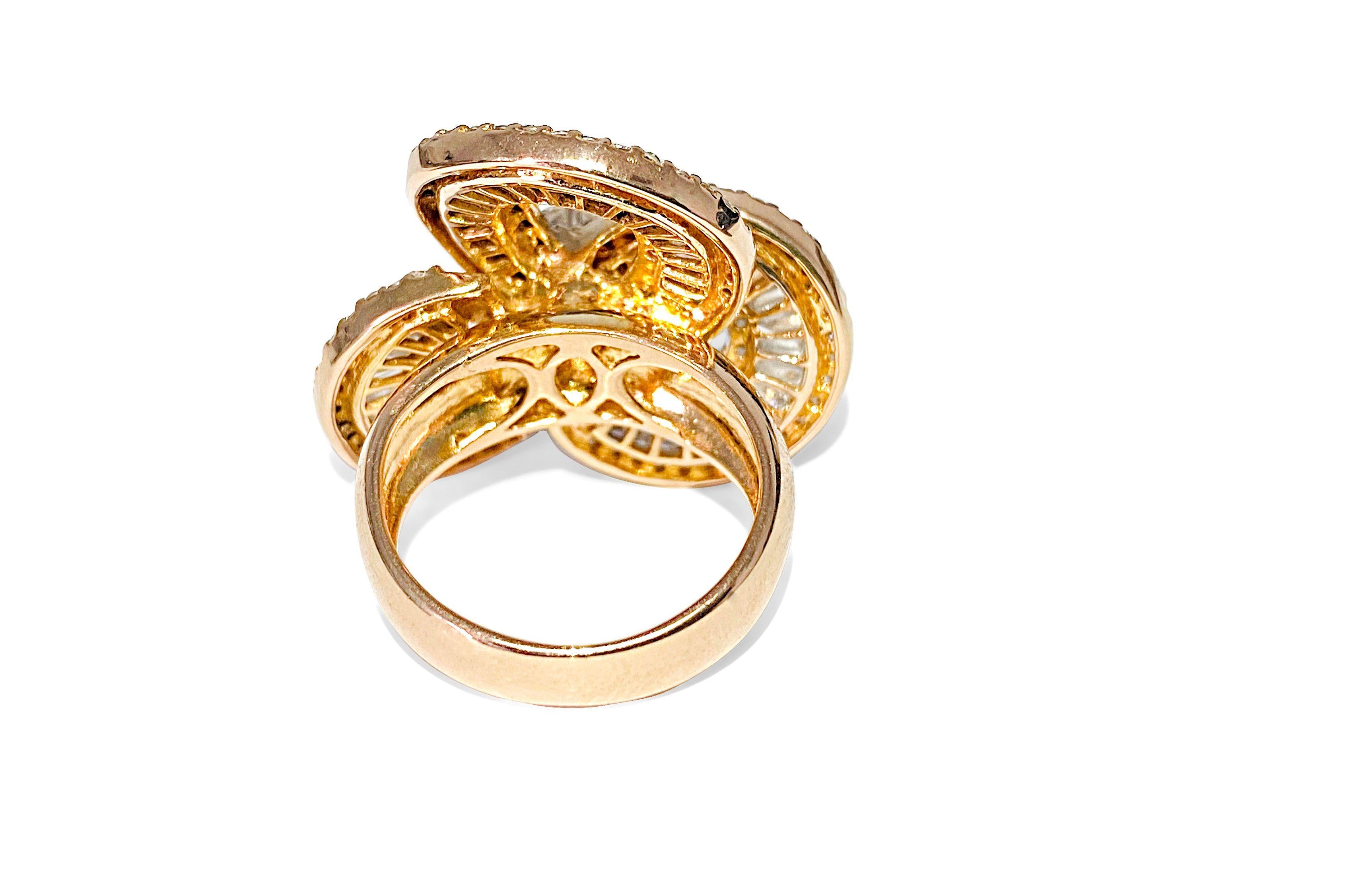 Dieser exquisite Ring aus 18-karätigem Roségold enthält insgesamt 5,00 Karat Diamanten mit einer Mischung aus runden Brillanten und Baguette-Schliffen mit einer Reinheit von VS2-SI1. Mit einem Gewicht von 13,20 Gramm und einer Größe von 6,50 strahlt