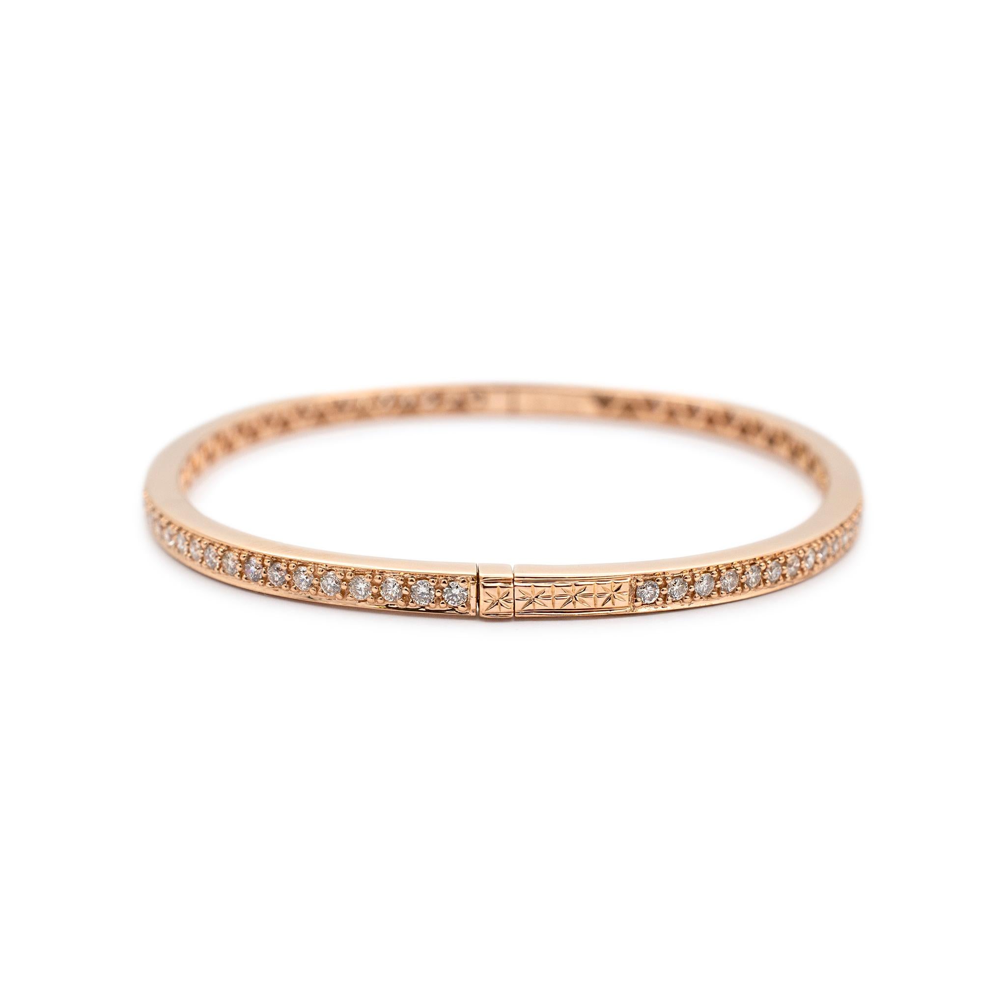 Geschlecht: Damen

Metall Typ: 18K Rose Gold

Länge: 6.25 Zoll

Breite: 2,95 mm

Gewicht: 12,56 Gramm

Diamant-Armreif aus 18 Karat Roségold. Das Metall wurde getestet und es wurde festgestellt, dass es sich um 18K Roségold handelt. Graviert mit