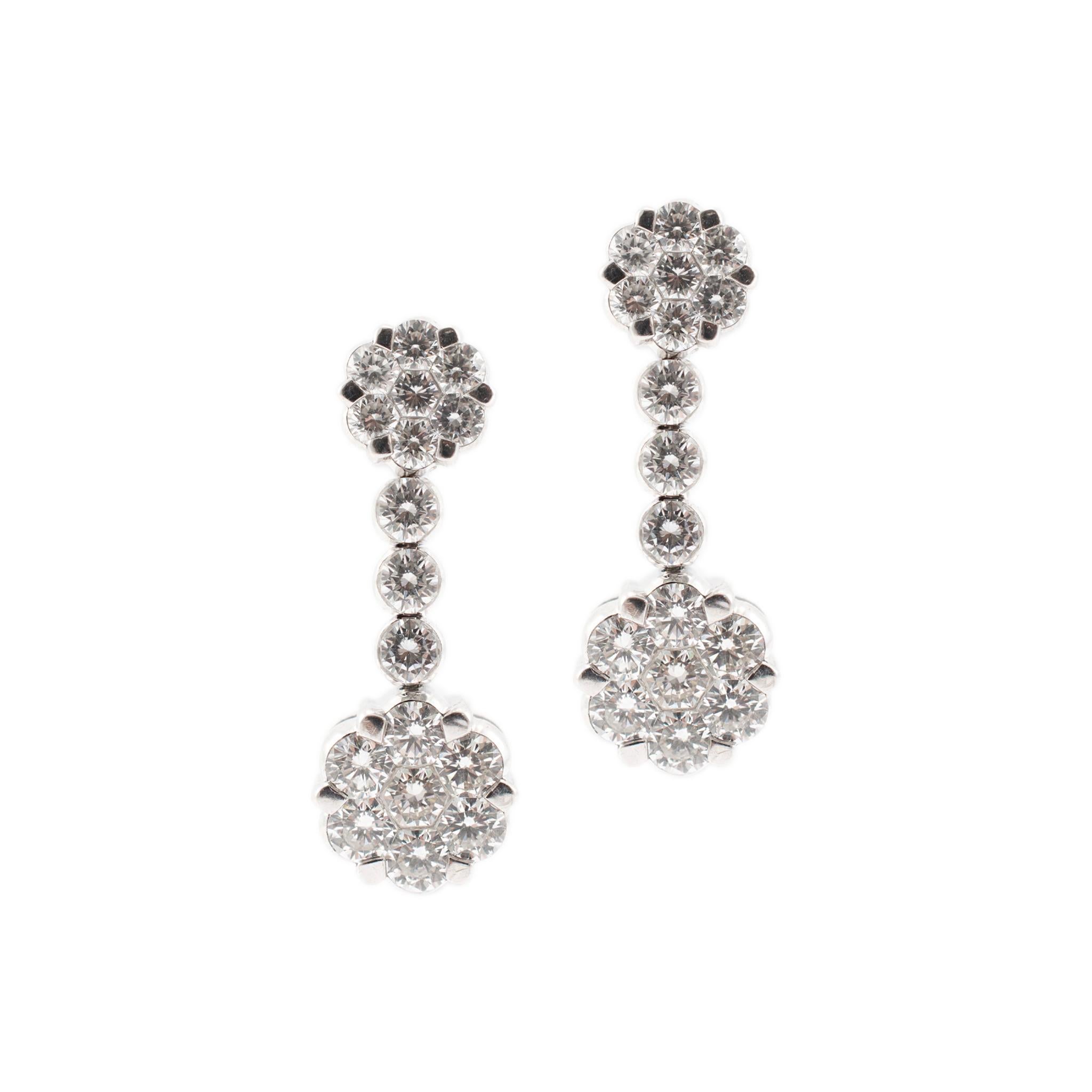 Genere: Donna

Tipo di metallo: oro bianco 18K

Lunghezza: 0.75 pollici

Larghezza: 7,90 mm

Peso: 6,5 grammi

Un paio di orecchini da donna in oro bianco 18 carati con diamanti e chiusura a vite. Il metallo è stato testato ed è risultato essere oro