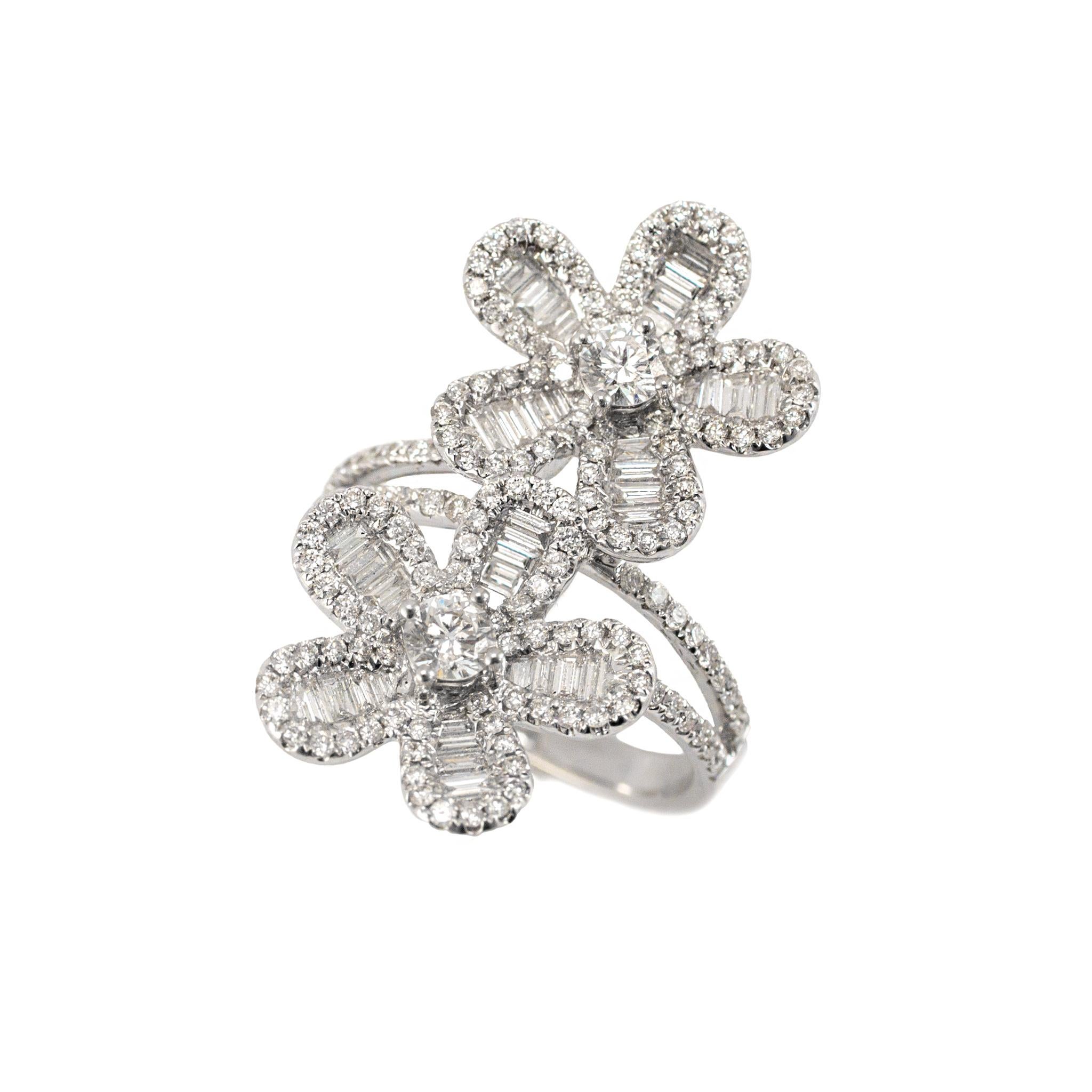 Sexo: Mujer

Tipo de Metal: oro Blanco 18K

Tamaño: 7

Anchura: 2.60 mm

Peso: 7.00 gramos

Anillo de mujer de oro blanco de 18 quilates, cóctel de diamantes, halo, doble galería, acentuado, con caña partida. Grabado con 