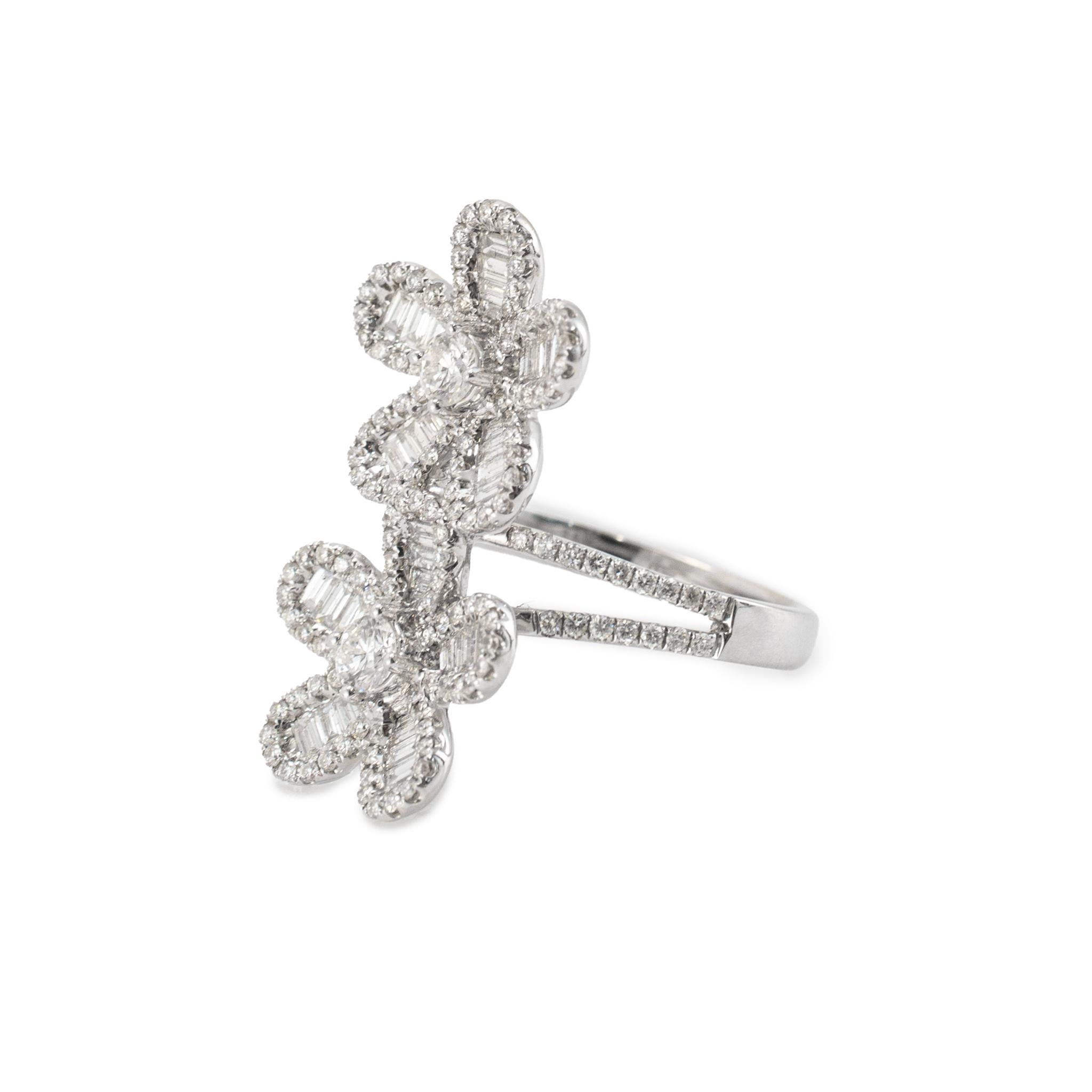 Ladies 18K Oro Blanco 1.67ct Doble Flor Baguettes Rounds Floral Cocktail Ring Corte redondo en venta