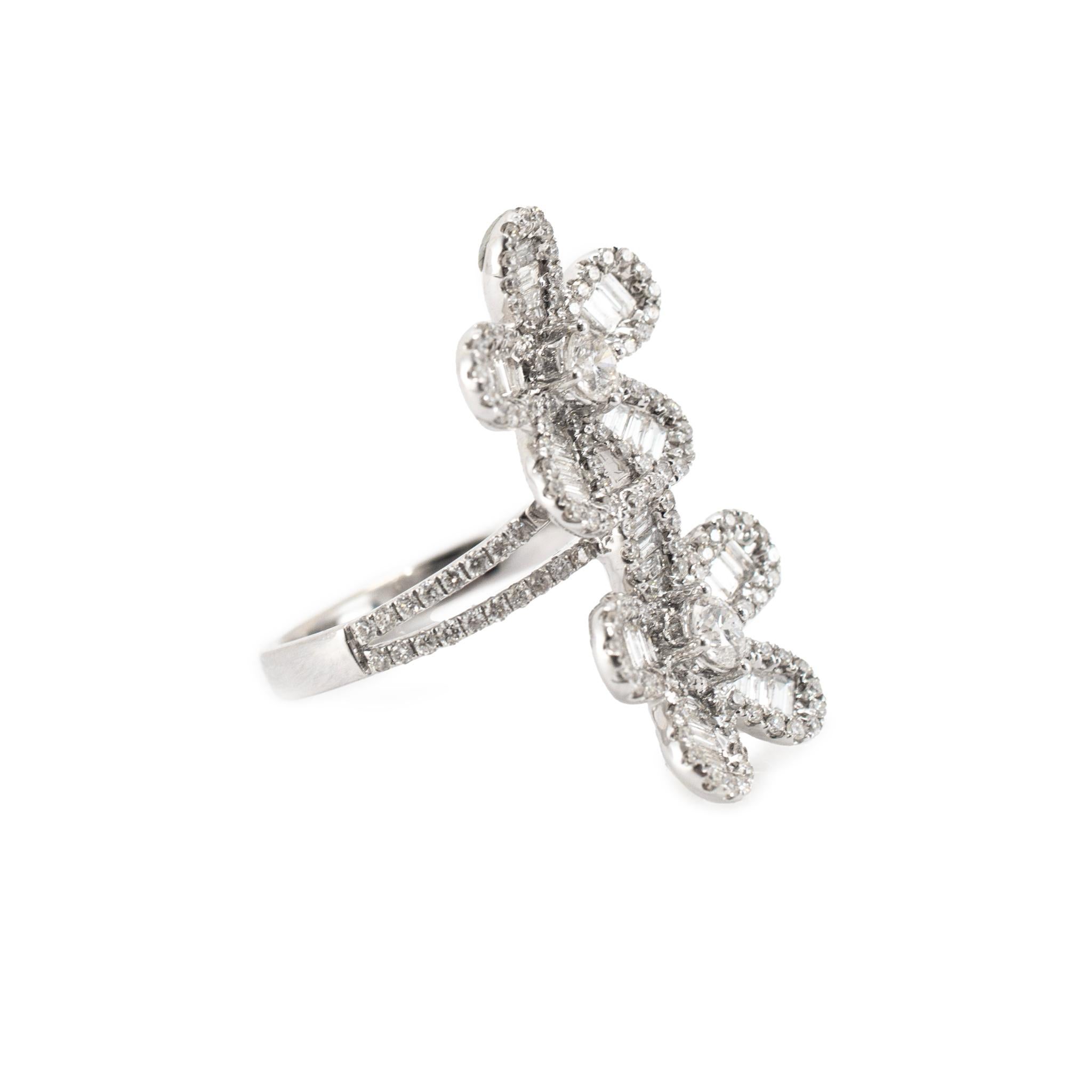 Ladies 18K Oro Blanco 1.67ct Doble Flor Baguettes Rounds Floral Cocktail Ring en Excelente estado para la venta en Houston, TX