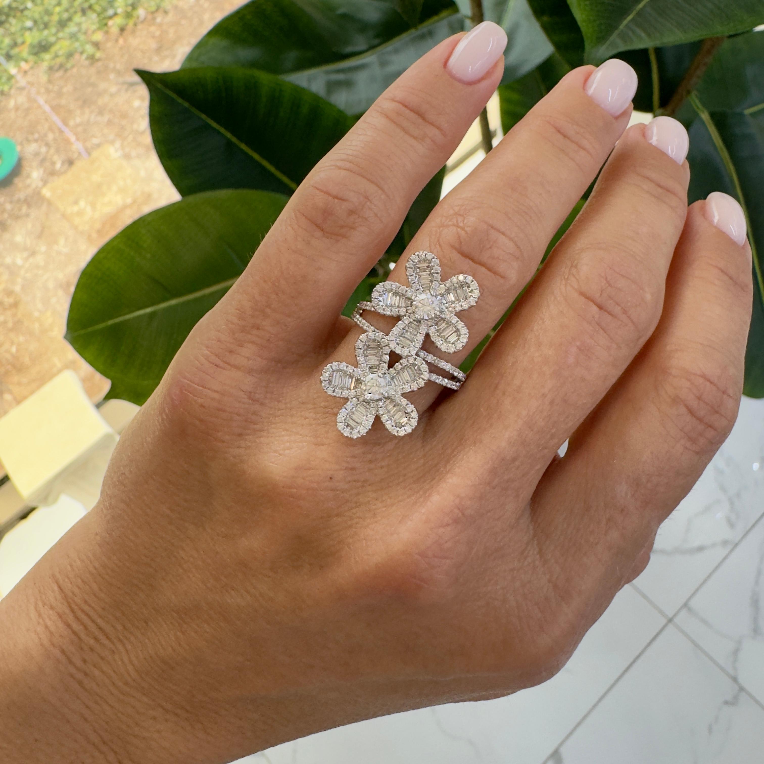 Ladies 18K Oro Blanco 1.67ct Doble Flor Baguettes Rounds Floral Cocktail Ring en venta 2