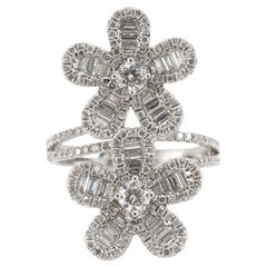 Ladies 18K Oro Blanco 1.67ct Doble Flor Baguettes Rounds Floral Cocktail Ring