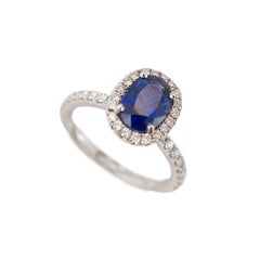Anello da cocktail da donna in oro bianco 18 carati con zaffiro dello Sri Lanka certificato GIA da 2,16 carati totali, incorniciato da diamanti in stile halo