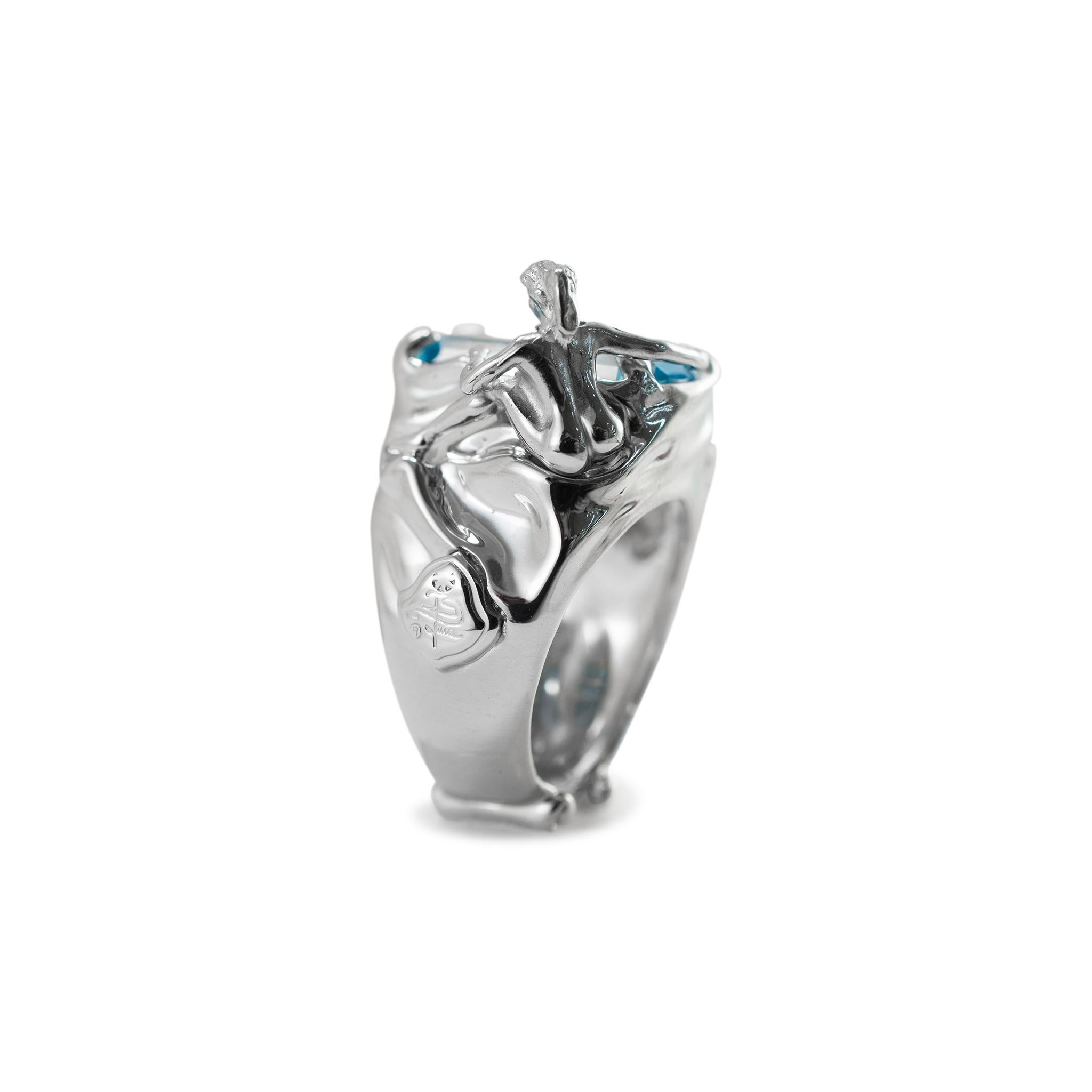 Ladies 18K White Gold 7.44ct Blue Topaz Gothic Cocktail Cuff Ring en Excelente estado para la venta en Houston, TX
