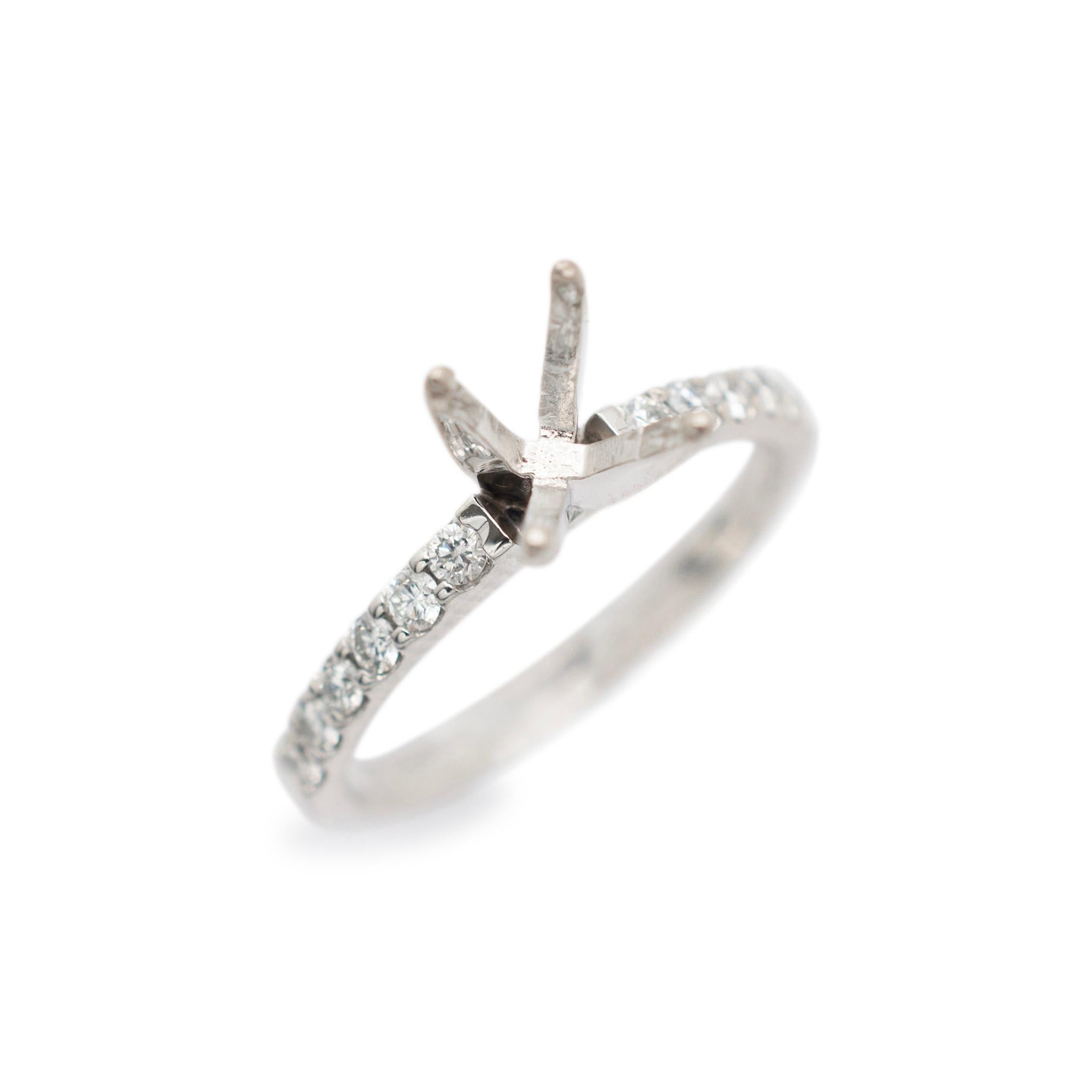 Sexo: Señoras 

Tipo de Metal: oro Blanco 18K

Tamaño del anillo: 5.5

Anchura máxima del vástago: 2.00 mm

La semimontura puede alojar una piedra redonda que mida entre 6,20 mm y 6,70 mm.

Peso: 2.82 gramos

Anillo de compromiso de diamantes en oro