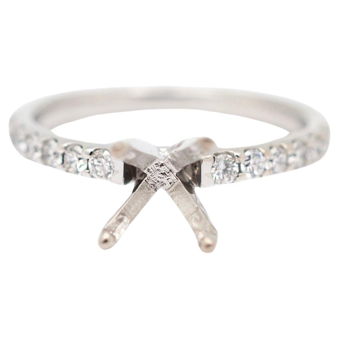 Bague de fiançailles pour dames en or blanc 18 carats avec diamants ronds accentués en vente