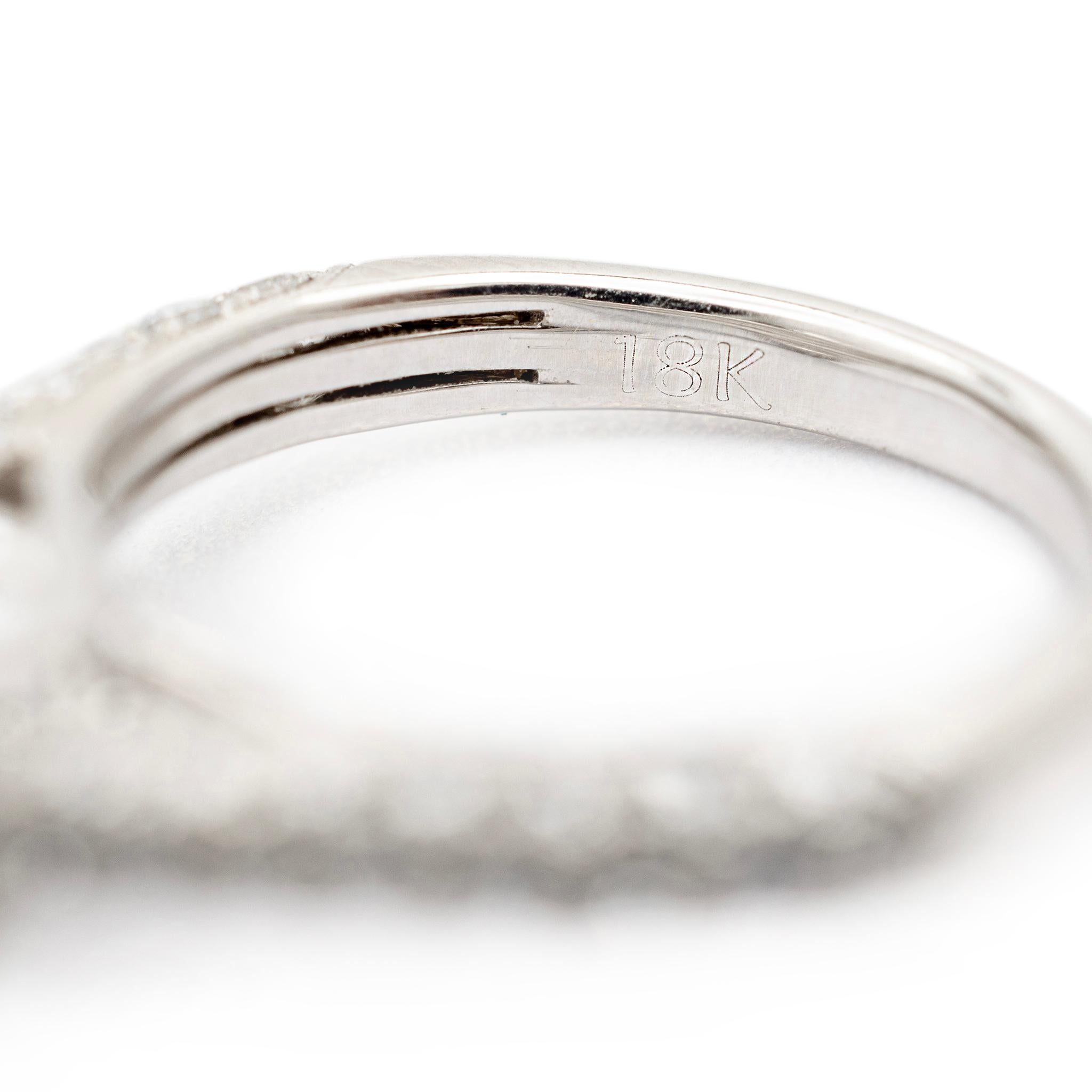 Anello di fidanzamento con diamante a forma di aureola in oro bianco da donna (18 carati) in vendita 2