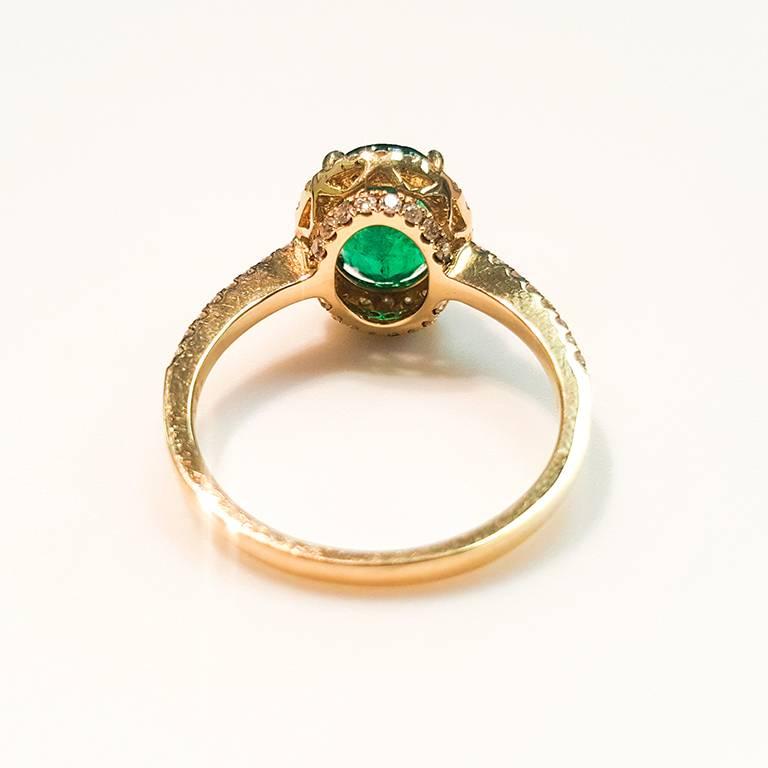 Contemporary Ladies 18 Karat White Gold Emerald and Diamonds Ring For Sale
