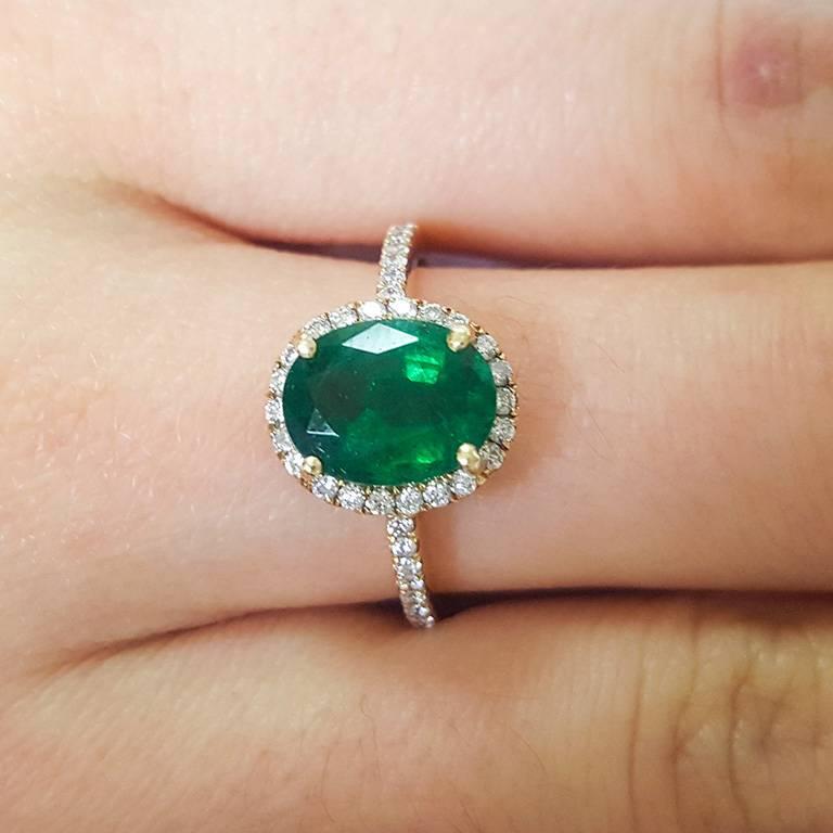 Oval Cut Ladies 18 Karat White Gold Emerald and Diamonds Ring For Sale