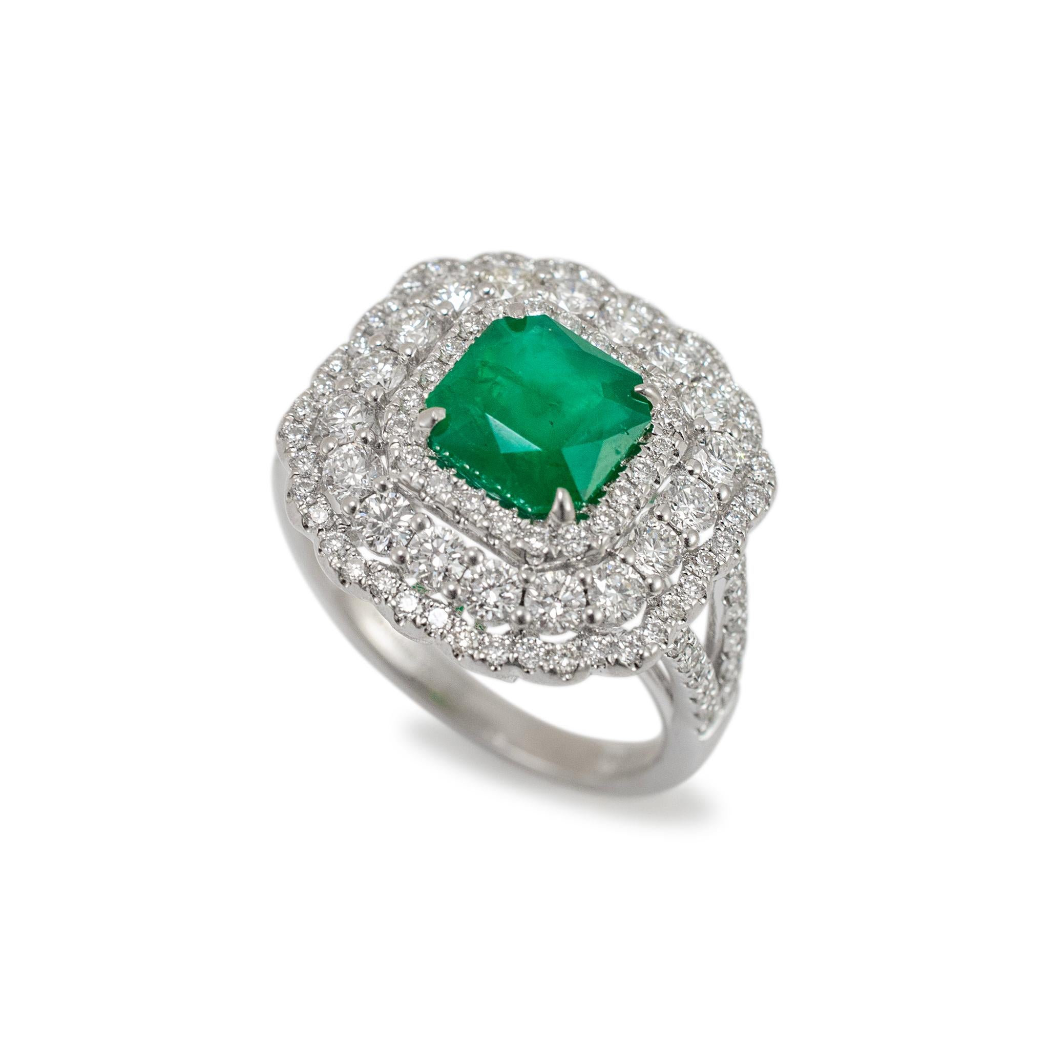 Genere: Donna

Tipo di metallo: oro bianco 18K

Misura dell'anello: 6.5

Larghezza: 5.90 mm

Peso: 6.88 grammi

Anello da cocktail in oro bianco 18 carati con diamanti e smeraldi a tripla aureola, con gambo semitondo. Il metallo è stato testato ed è