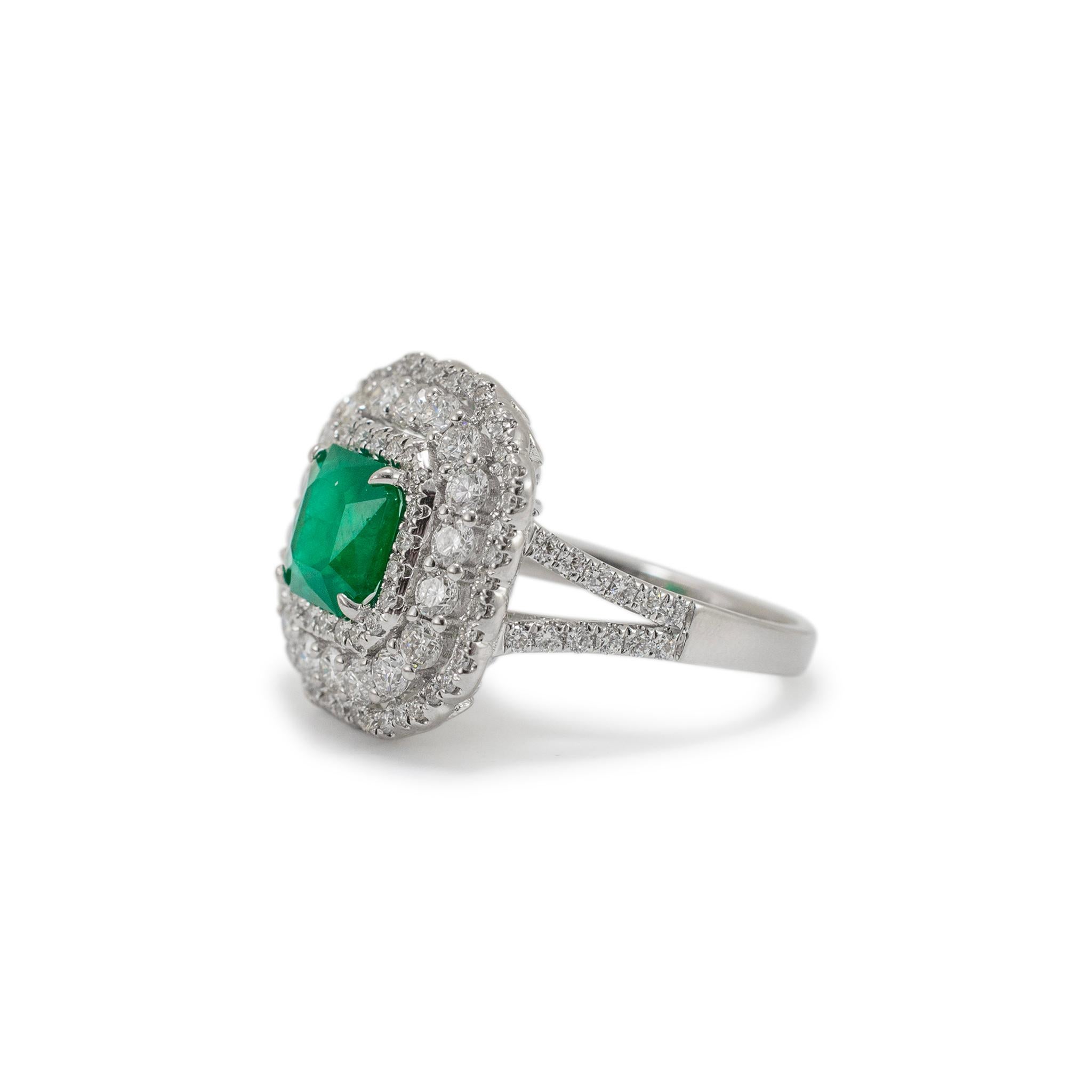 Taglio brillante Anello da cocktail da donna in oro bianco 18 carati con smeraldo e diamante a tripla raggiera in vendita