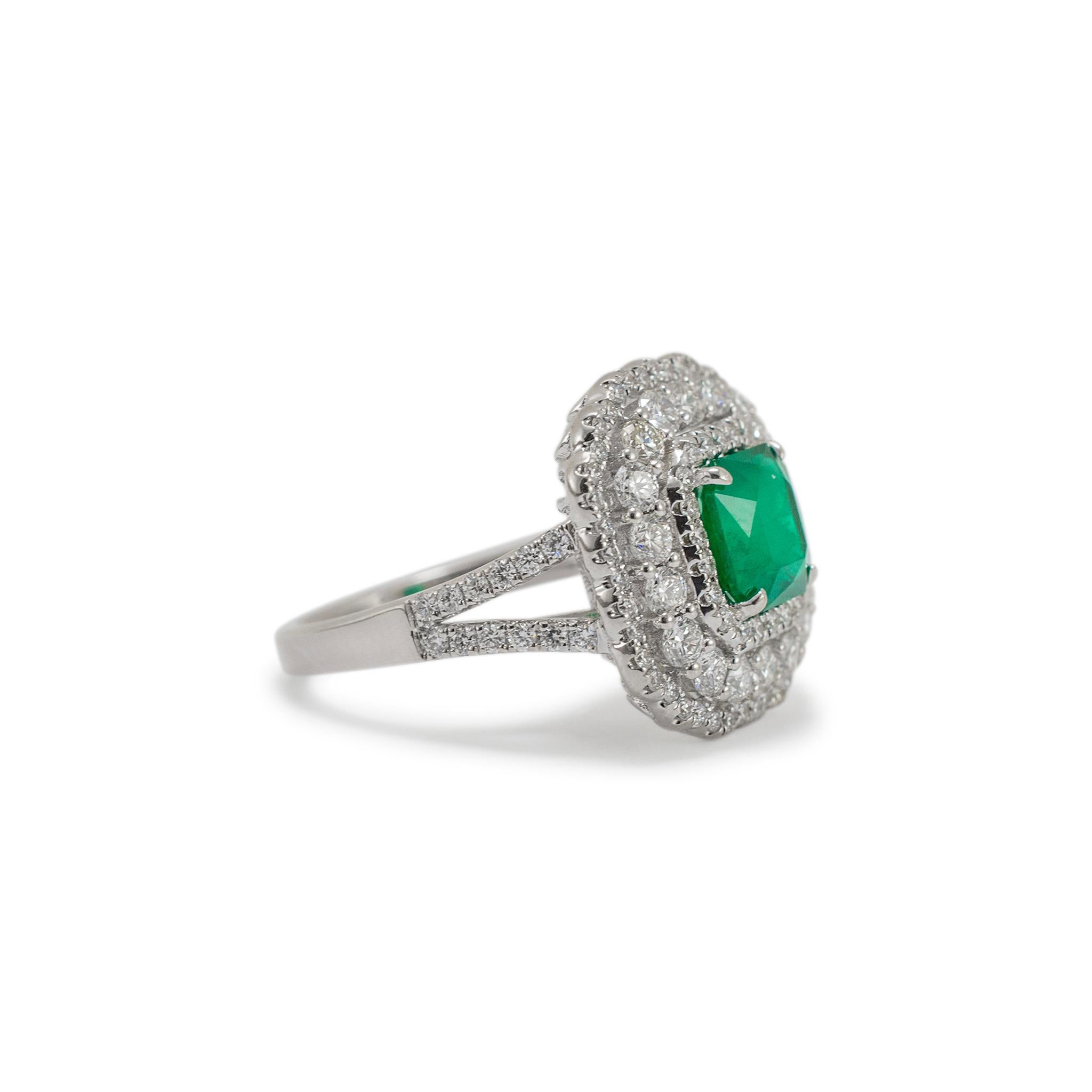 Anello da cocktail da donna in oro bianco 18 carati con smeraldo e diamante a tripla raggiera In condizioni ottime in vendita a Houston, TX