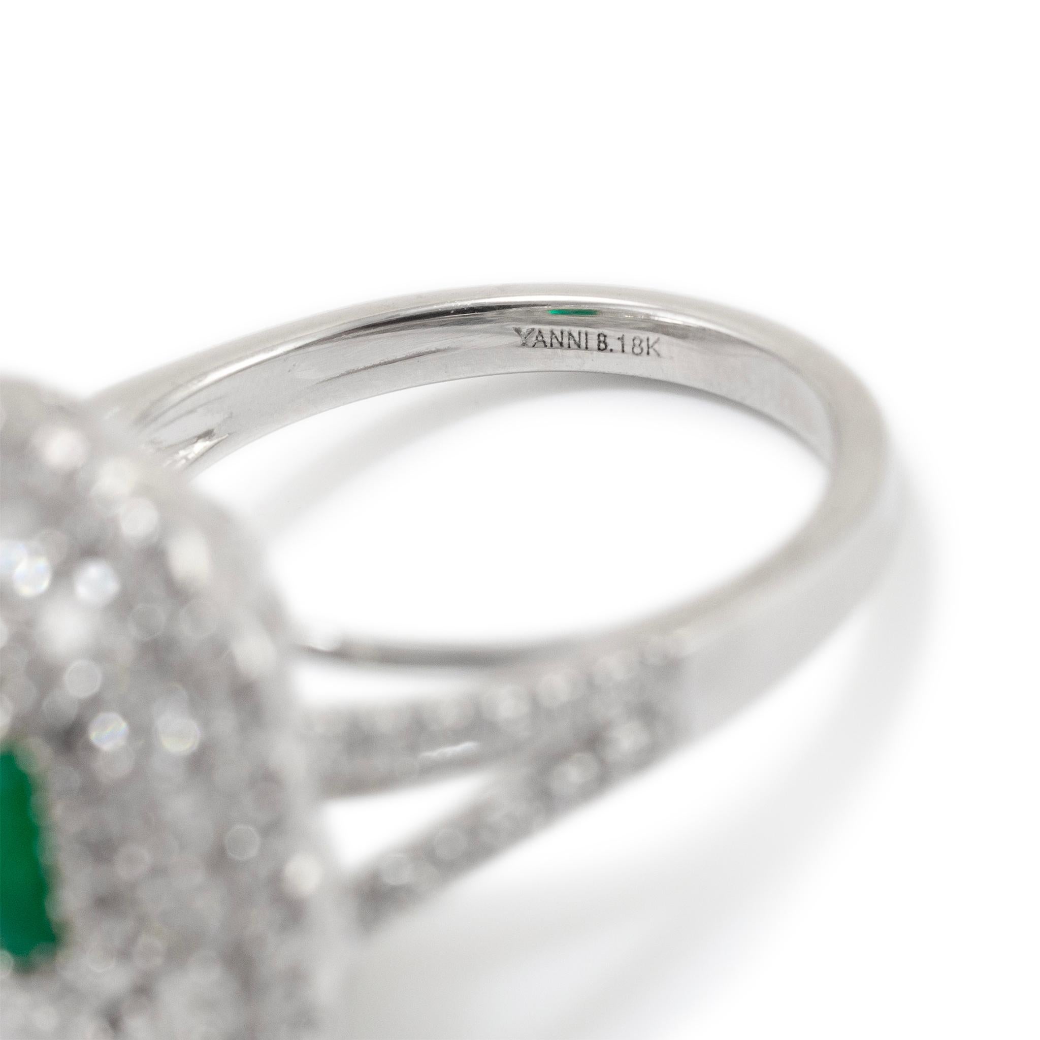Anello da cocktail da donna in oro bianco 18 carati con smeraldo e diamante a tripla raggiera in vendita 1