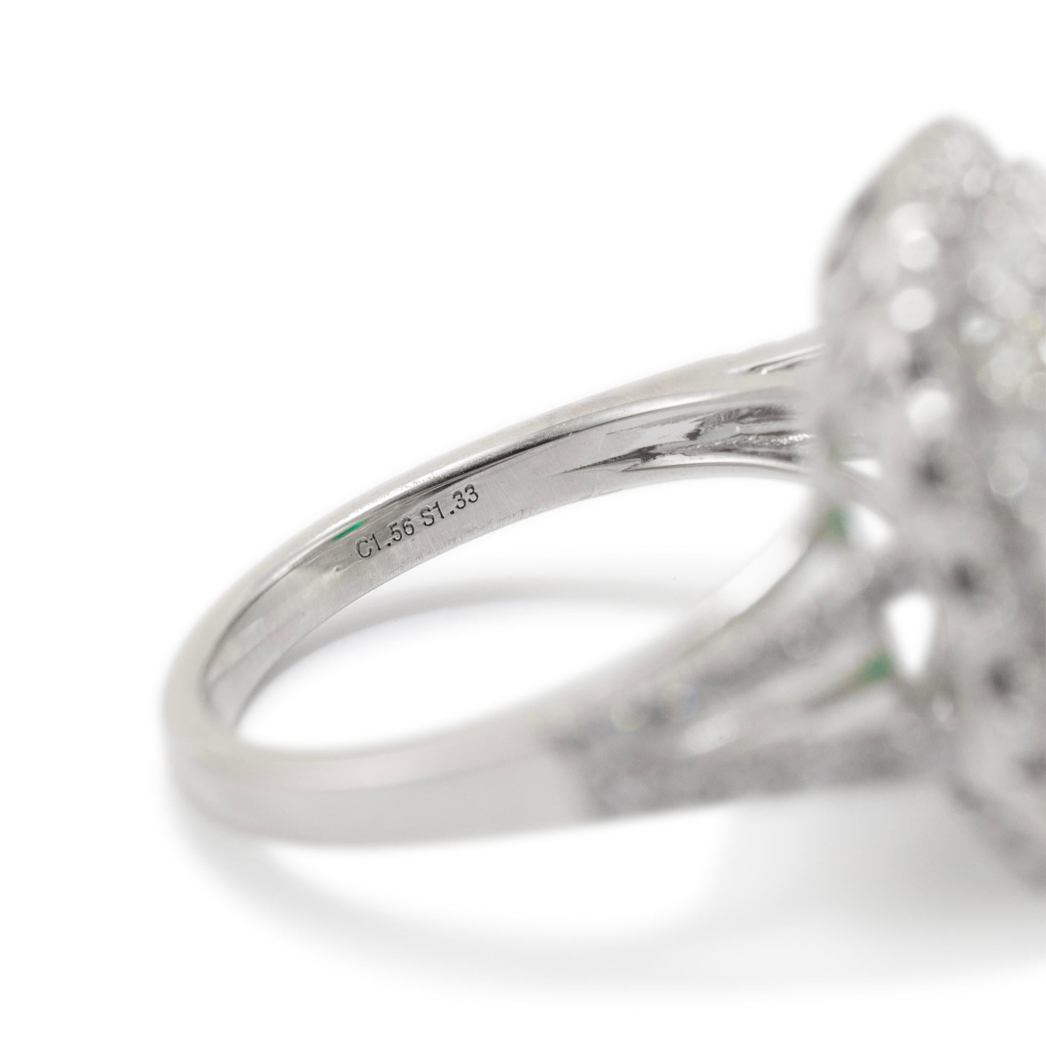 Anello da cocktail da donna in oro bianco 18 carati con smeraldo e diamante a tripla raggiera in vendita 2