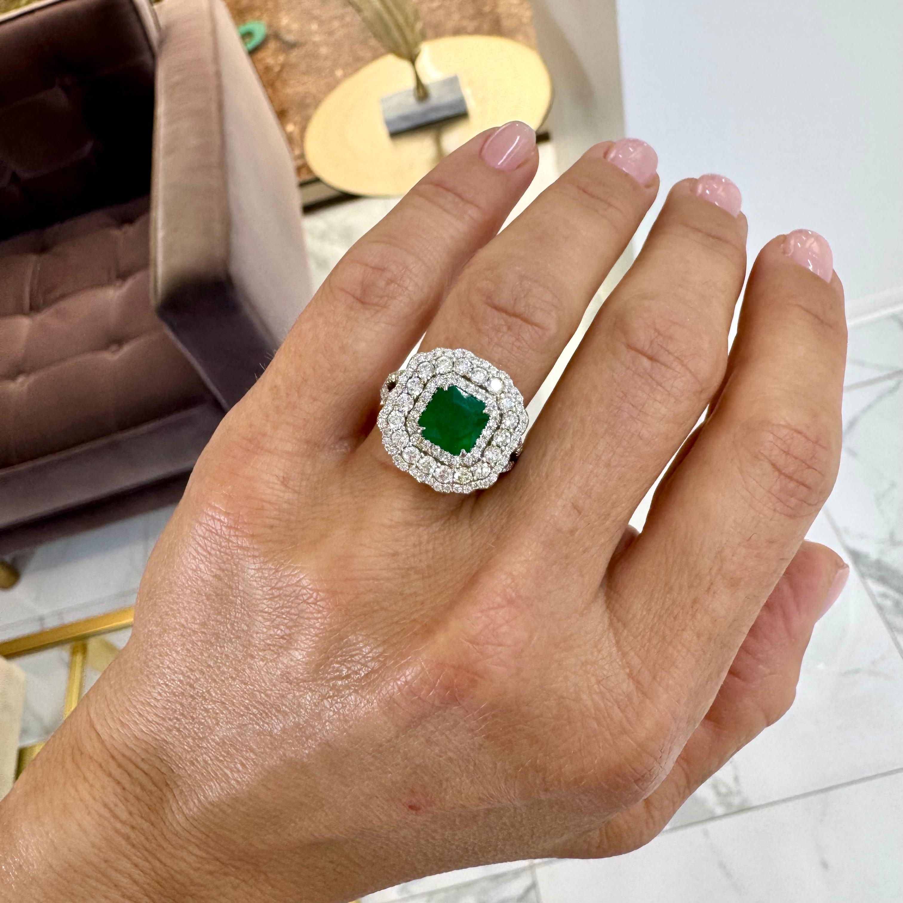 Anello da cocktail da donna in oro bianco 18 carati con smeraldo e diamante a tripla raggiera in vendita 3
