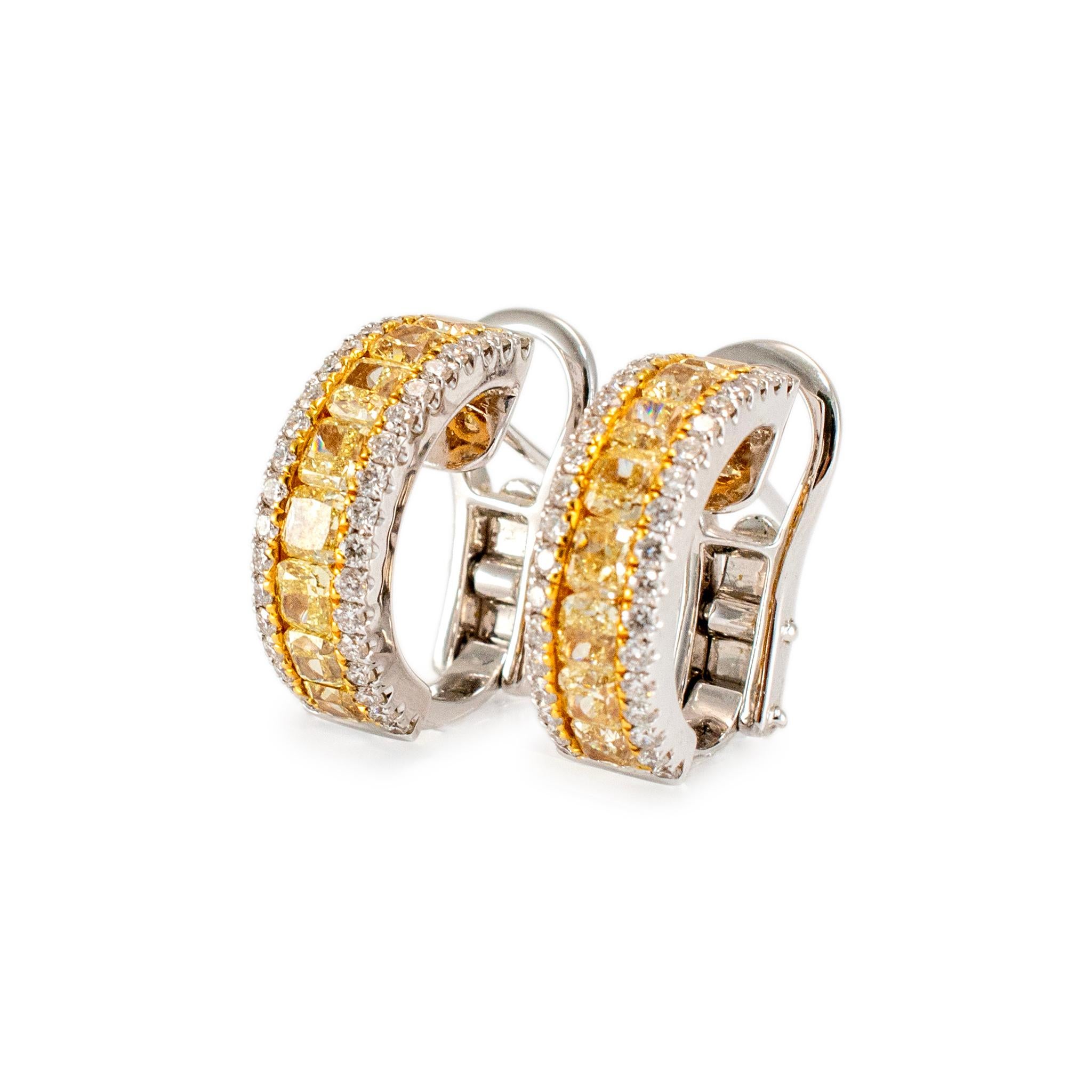 Sexo: Señoras

Tipo de Metal: Oro amarillo y blanco de 18 quilates

Longitud: 0,63 pulgadas

Anchura: 5,50 mm

Peso: 8.13 gramos

Pendientes de oro blanco y amarillo de 18 quilates con diamantes de estilo contemporáneo, con sistema de cierre