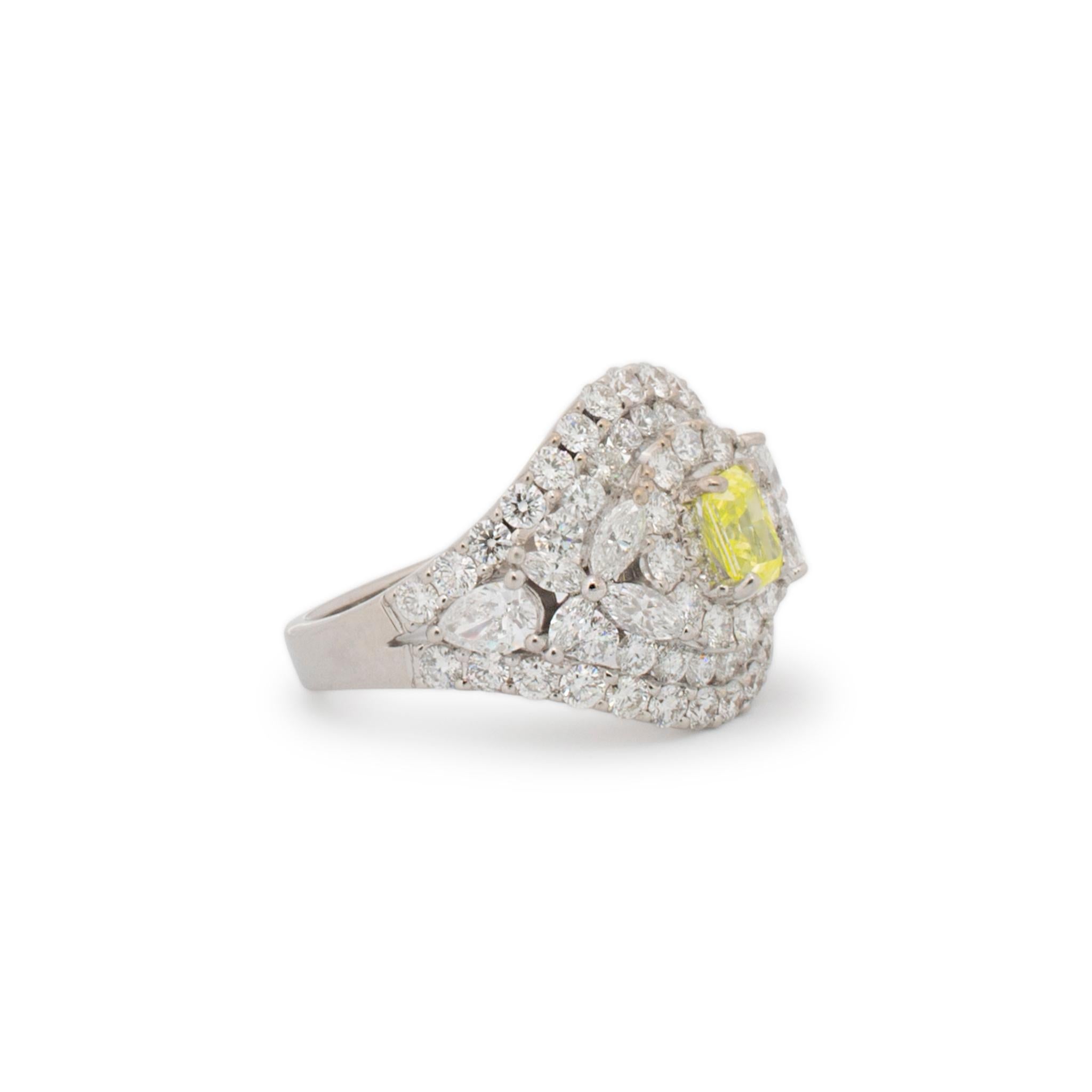 Ladies 18k White Gold Gia Certified Fancy Vivid Green-Yellow Cocktail Ring In Excellent Condition For Sale In Houston, TX