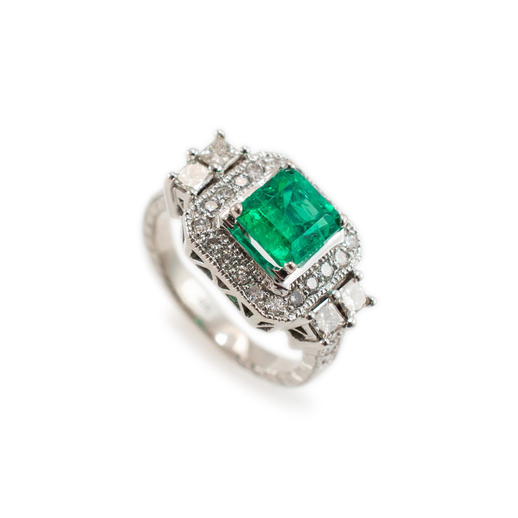 Geschlecht: Damen 

Metall Typ: 18K Weißgold

Ringgröße: 7

Schaftbreite: 2,75 mm 

Gewicht: 8,03 Gramm

Eine Damen 18K Weißgold Diamant und Smaragd akzentuiert Halo-Cocktail-Ring mit einem halbrunden Schaft. Das Metall wurde getestet und es wurde