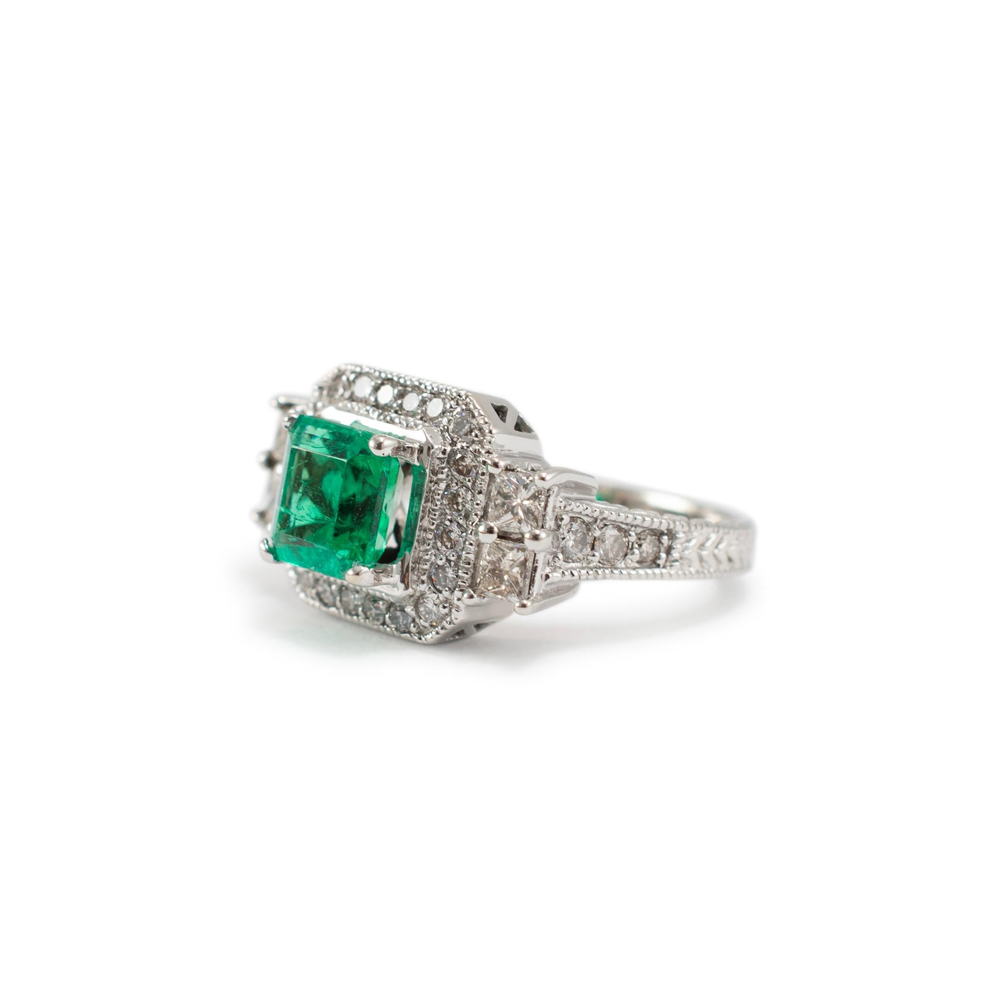 Damen-Cocktailring, 18 Karat Weißgold GIA kolumbianischer Smaragd Halo akzentuierter Diamant (Rundschliff) im Angebot