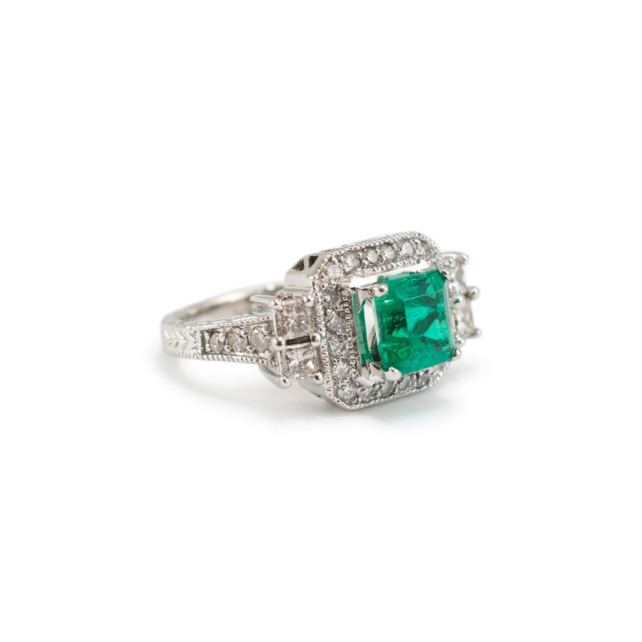 Damen-Cocktailring, 18 Karat Weißgold GIA kolumbianischer Smaragd Halo akzentuierter Diamant im Zustand „Hervorragend“ im Angebot in Houston, TX