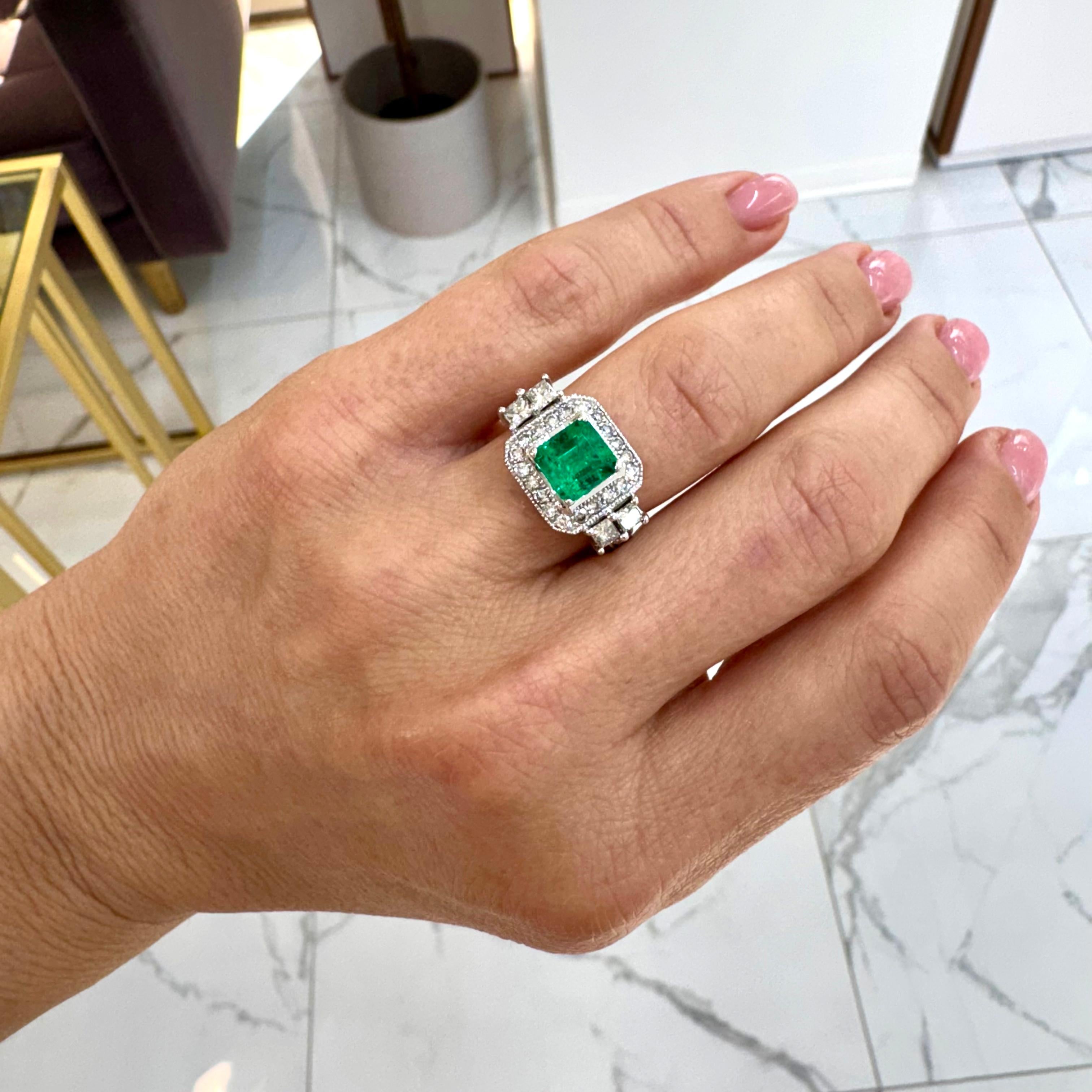 Damen-Cocktailring, 18 Karat Weißgold GIA kolumbianischer Smaragd Halo akzentuierter Diamant im Angebot 4
