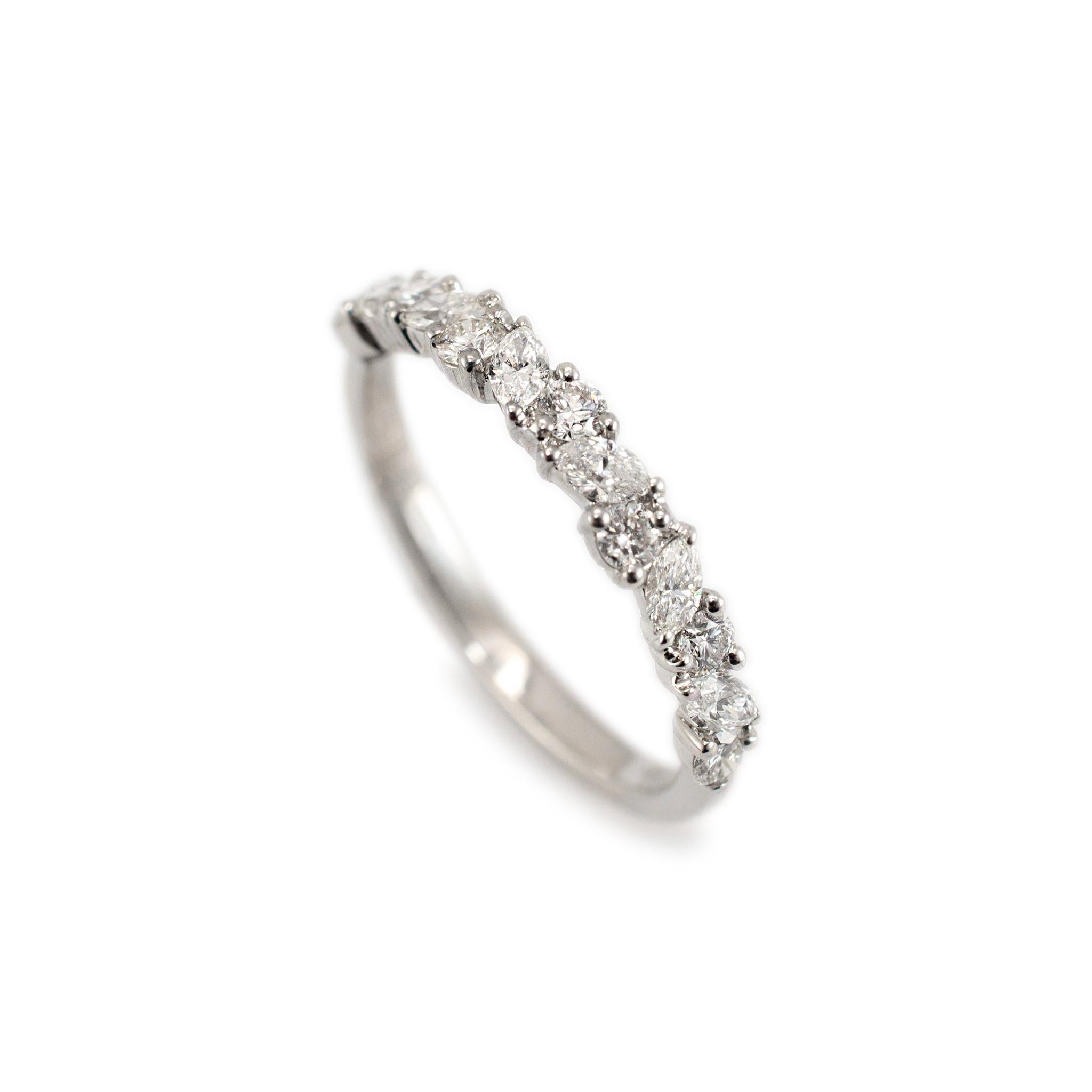 Geschlecht: Damen

Metall Typ: 18K Weißgold

Ringgröße: 6

Breite: 1.95 mm

Gewicht: 1.93 Gramm

Ein diamantener Damen-Ehering aus 18 Karat Weißgold mit halbrundem Schenkel. Das Metall wurde getestet und es wurde festgestellt, dass es sich um 18