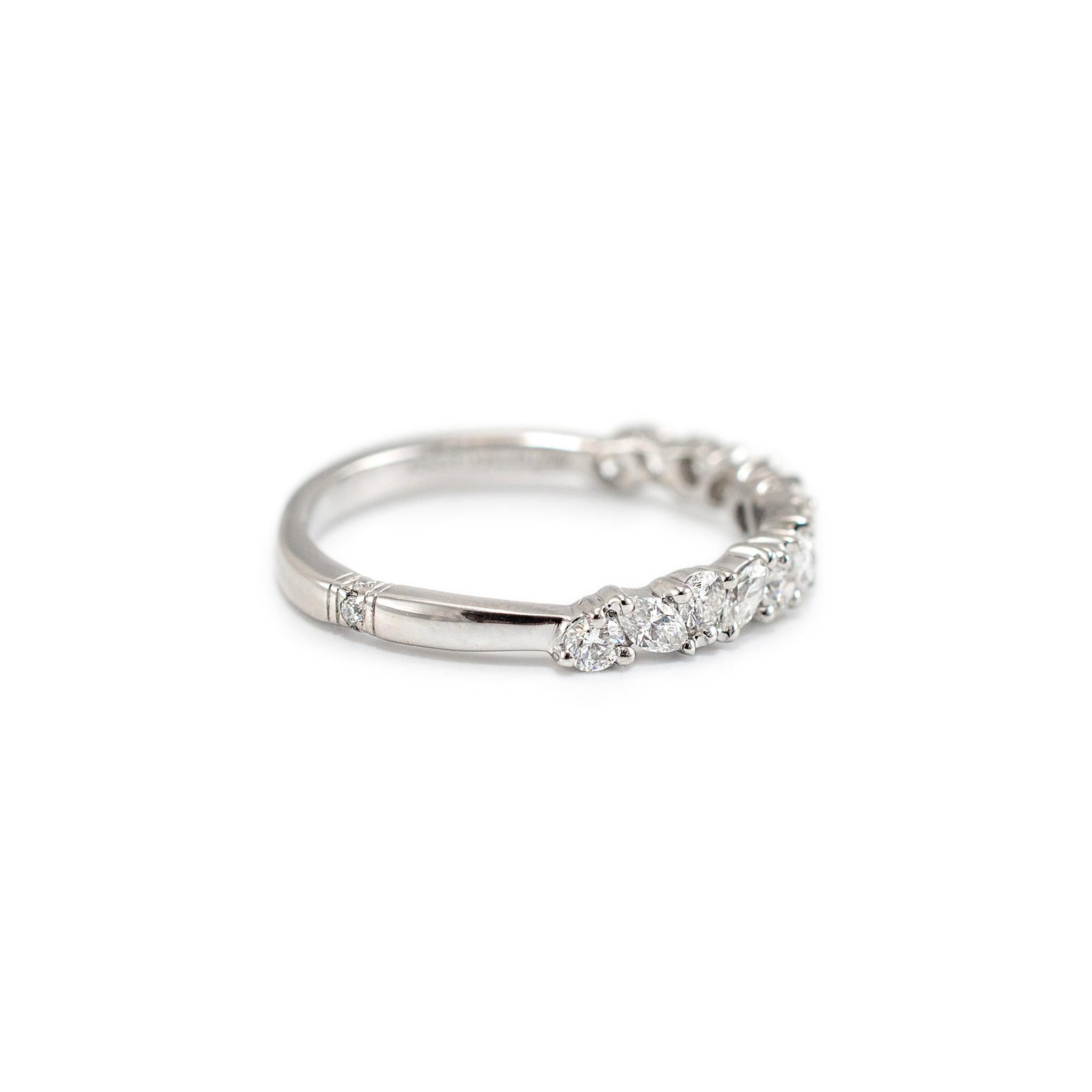 Damen-Ehering aus 18 Karat Weißgold mit halber Eternity-Diamant im Rund- und Marquee-Schliff im Zustand „Hervorragend“ in Houston, TX