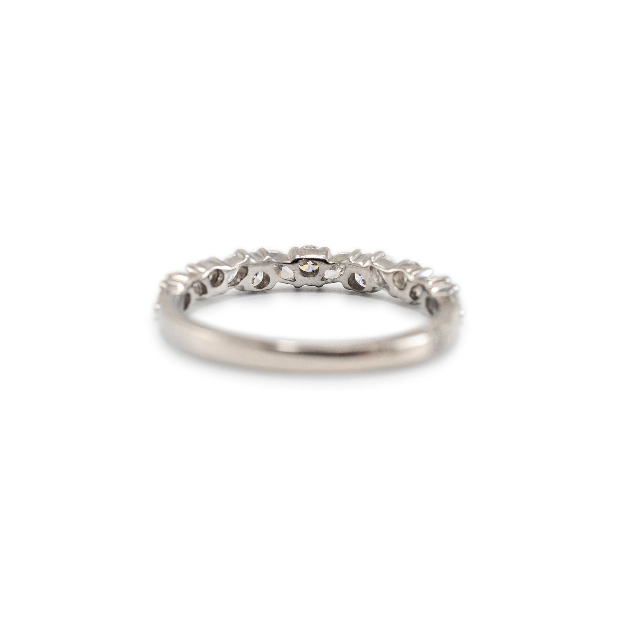 Damen-Ehering aus 18 Karat Weißgold mit halber Eternity-Diamant im Rund- und Marquee-Schliff 1