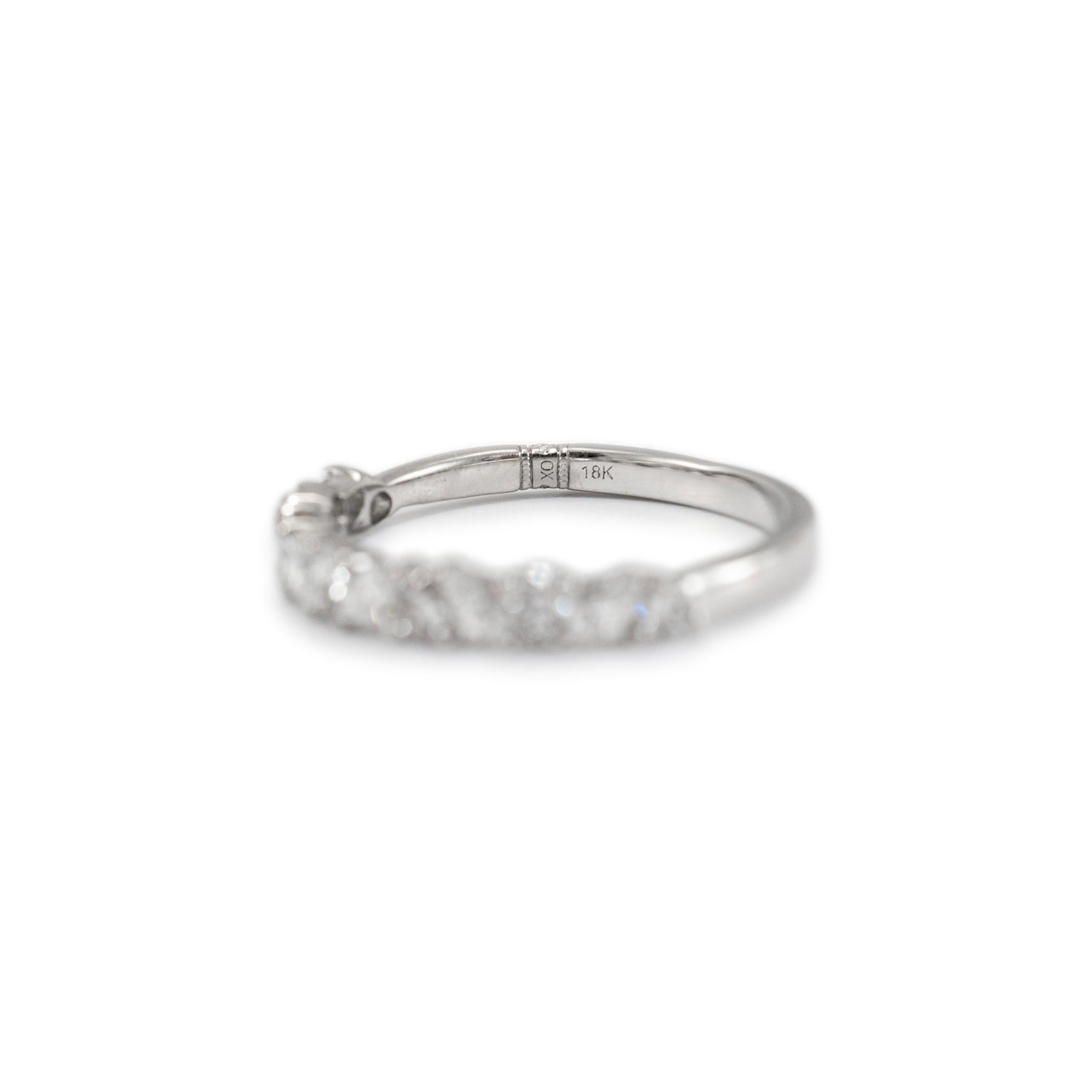 Damen-Ehering aus 18 Karat Weißgold mit halber Eternity-Diamant im Rund- und Marquee-Schliff 3