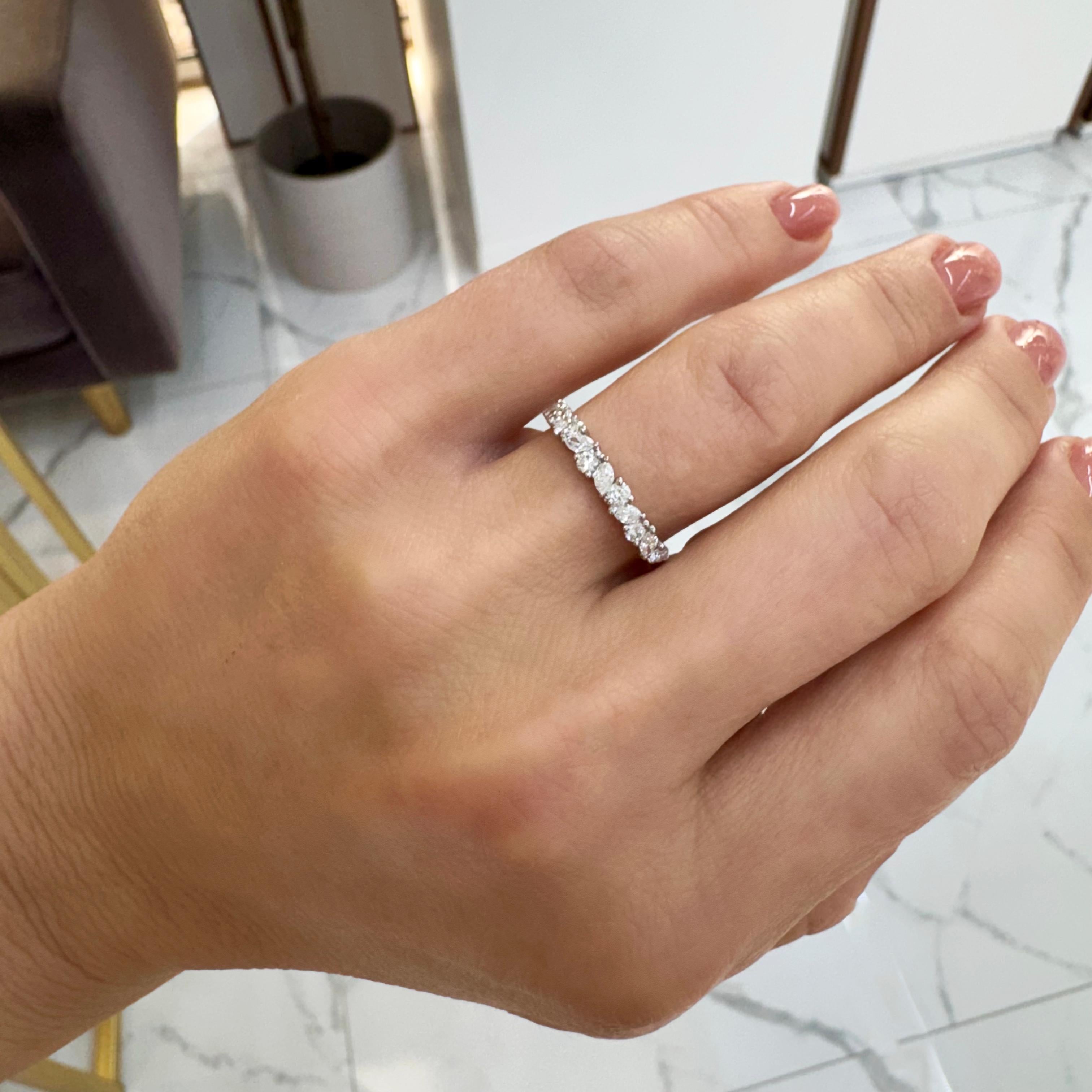 Damen-Ehering aus 18 Karat Weißgold mit halber Eternity-Diamant im Rund- und Marquee-Schliff 4