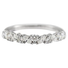 Damen-Ehering aus 18 Karat Weißgold mit halber Eternity-Diamant im Rund- und Marquee-Schliff