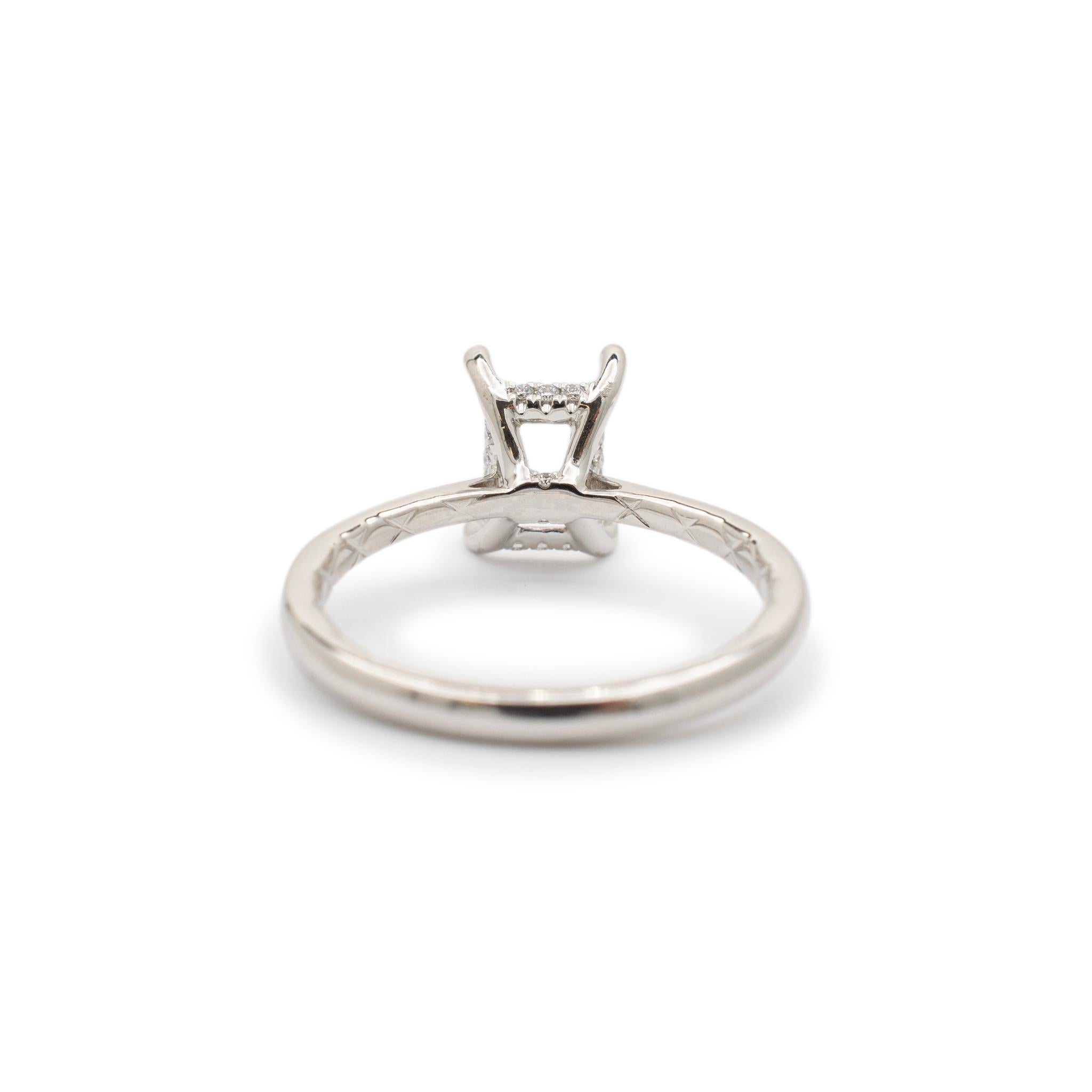 Bague de fiançailles pour dames en or blanc 18K avec halo caché et diamant rectangulaire semi-montant Pour femmes en vente